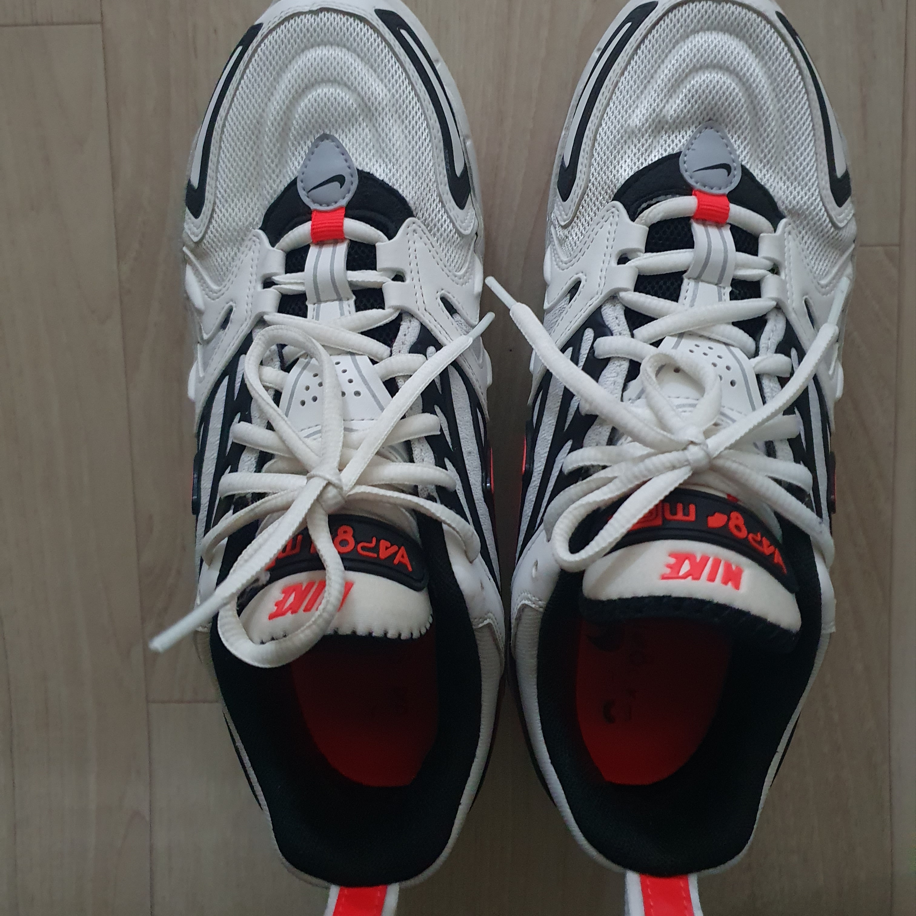 Nike Air VaporMax EVO Summit White Bright Crimson 착용 스타일