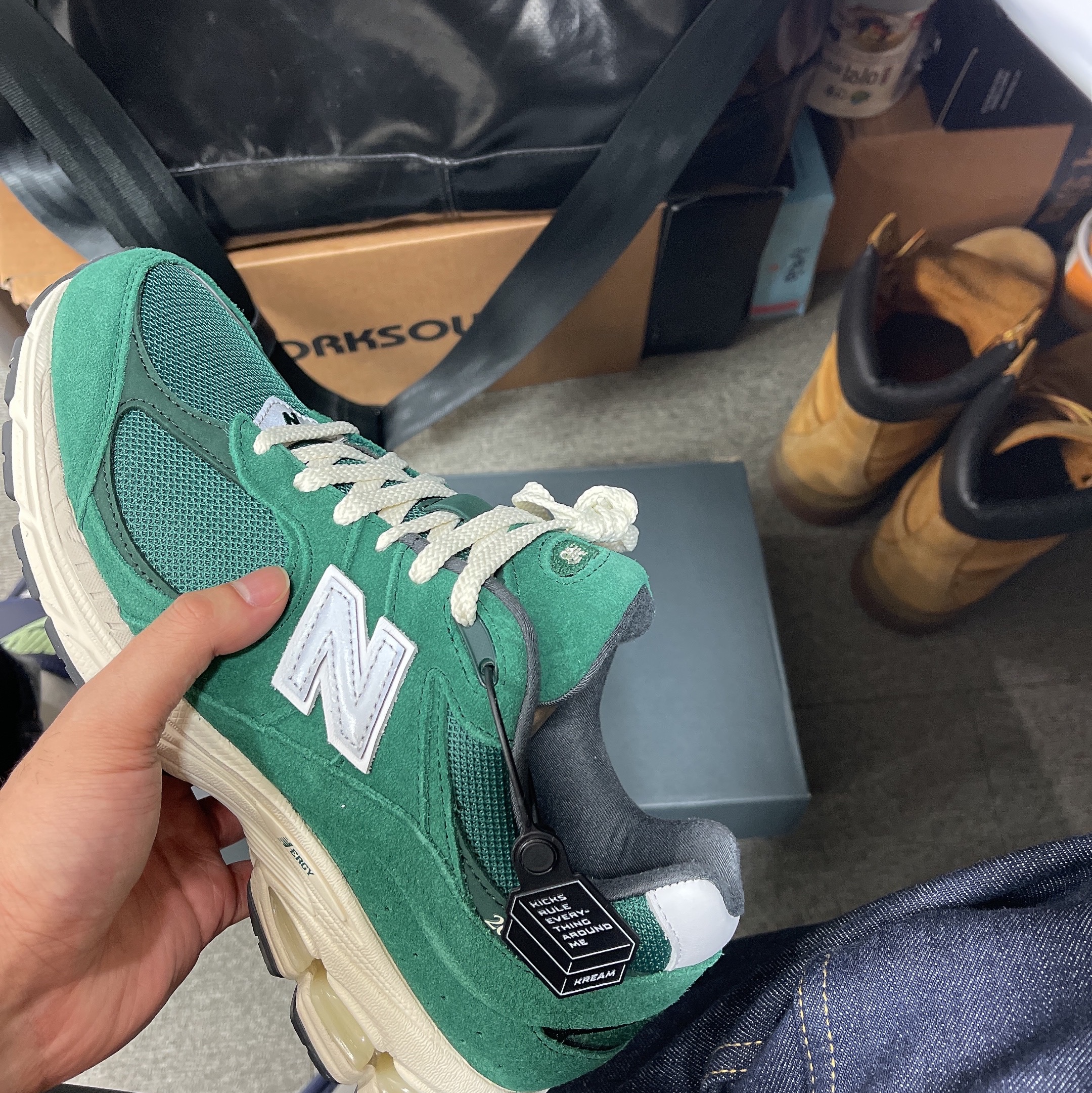 New Balance 2002R Nightwatch Green 착용 스타일