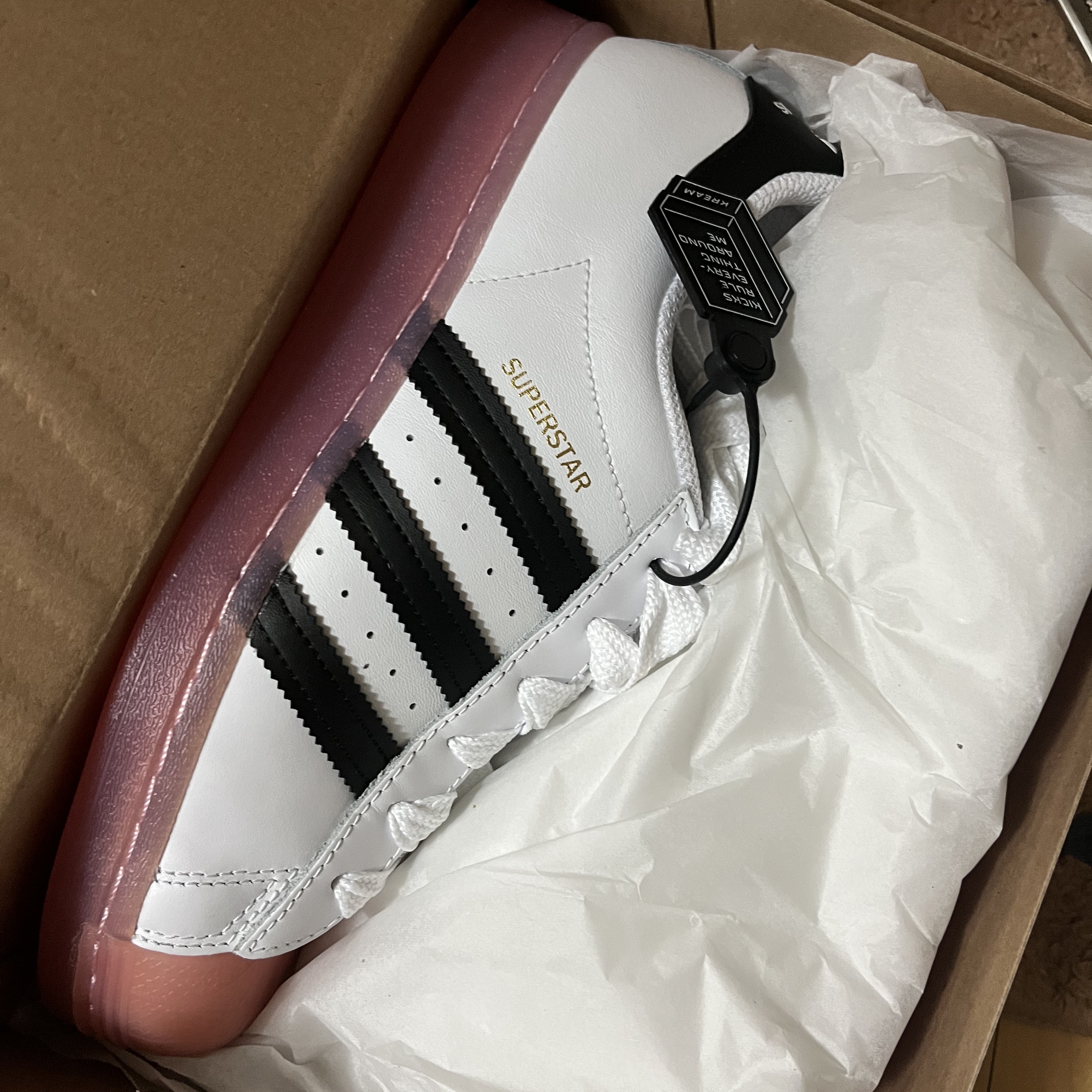 (W) Adidas Superstar White Black Shock Purple 착용 스타일
