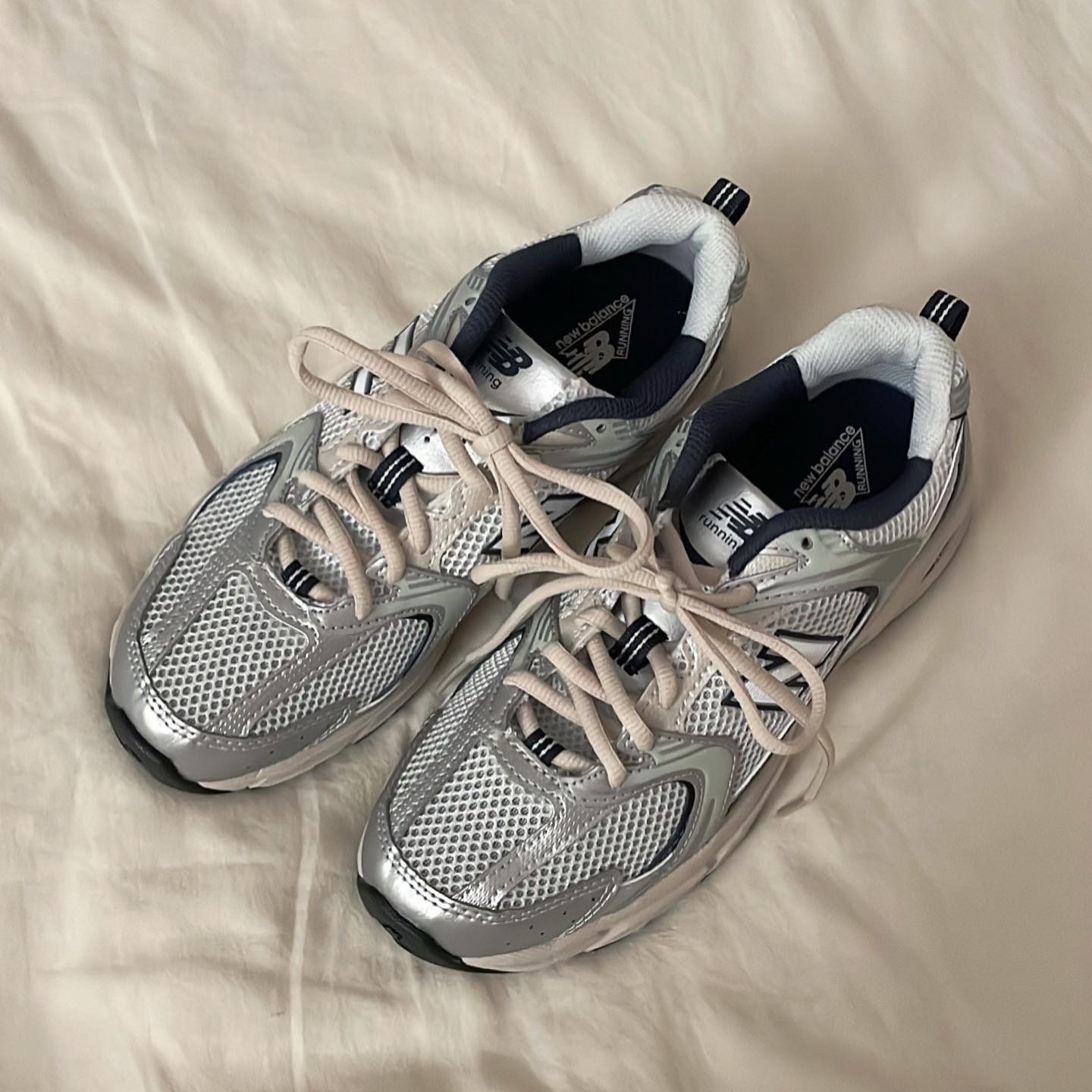 New Balance 530 Steel Grey 착용 스타일 - 1