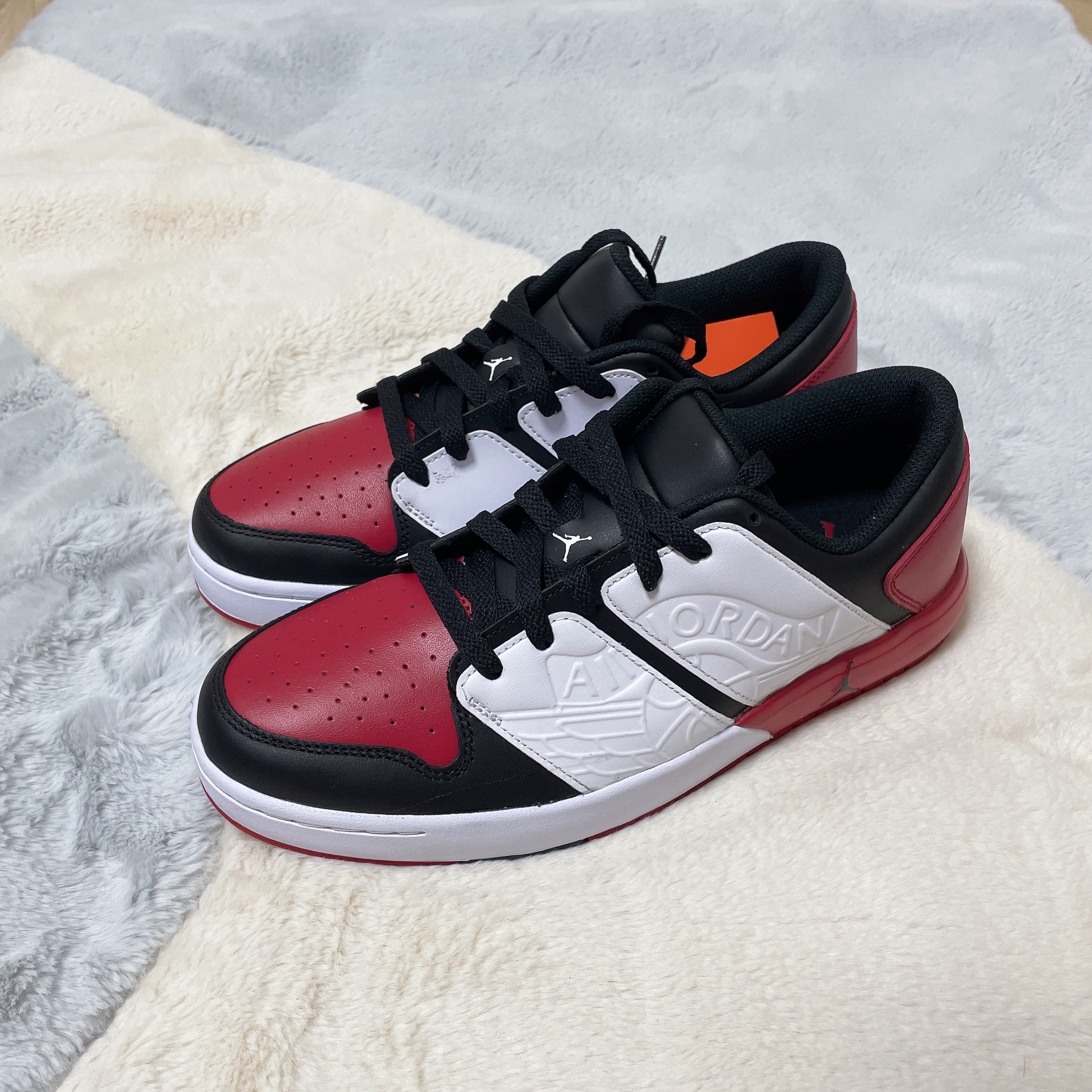 Jordan Nu Retro 1 Low Varsity Red 착용 스타일