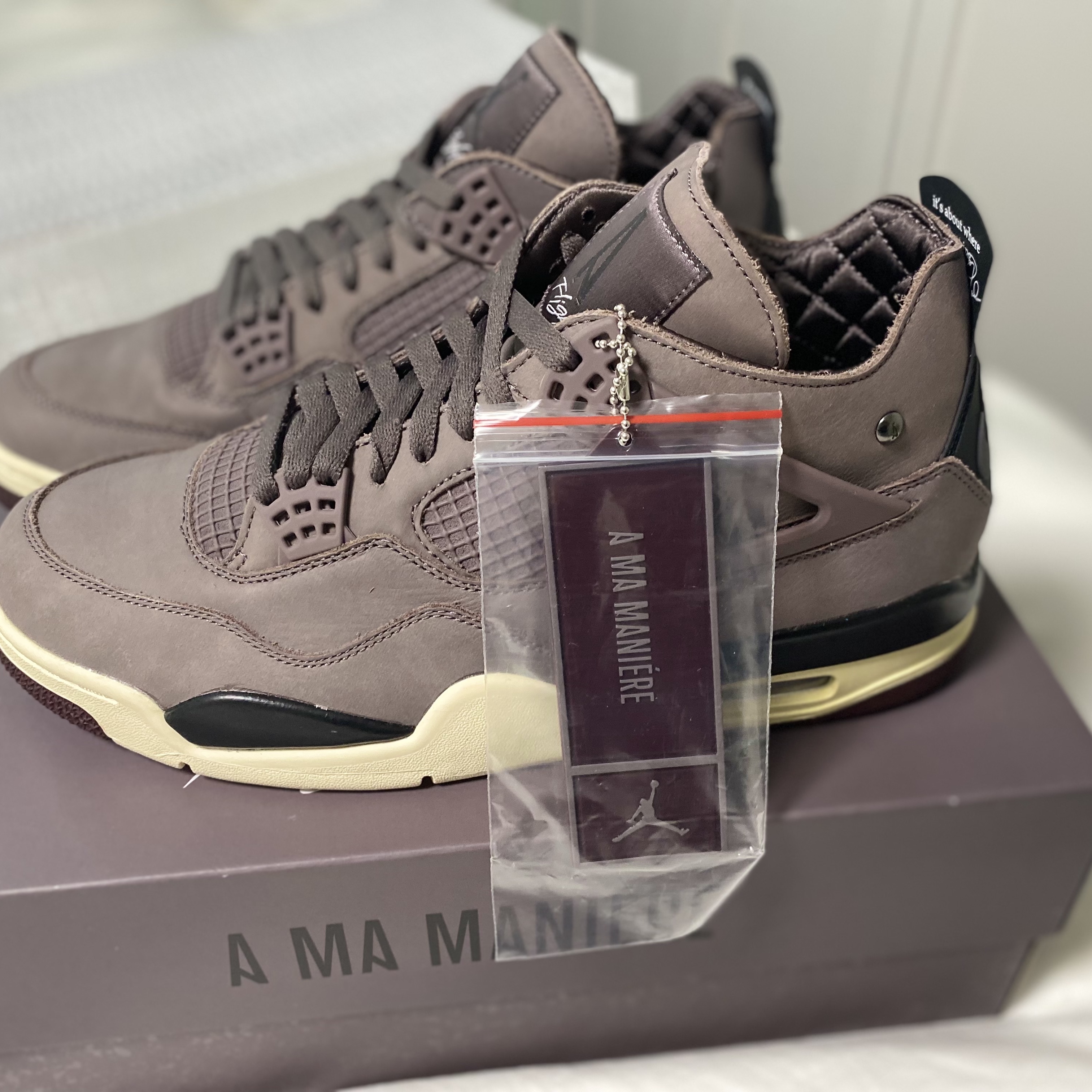 Jordan 4 x A Ma Maniere Retro Violet Ore, Jordan Monogram Duffle Bag Black (MA0759-023) 착용 스타일 - 3