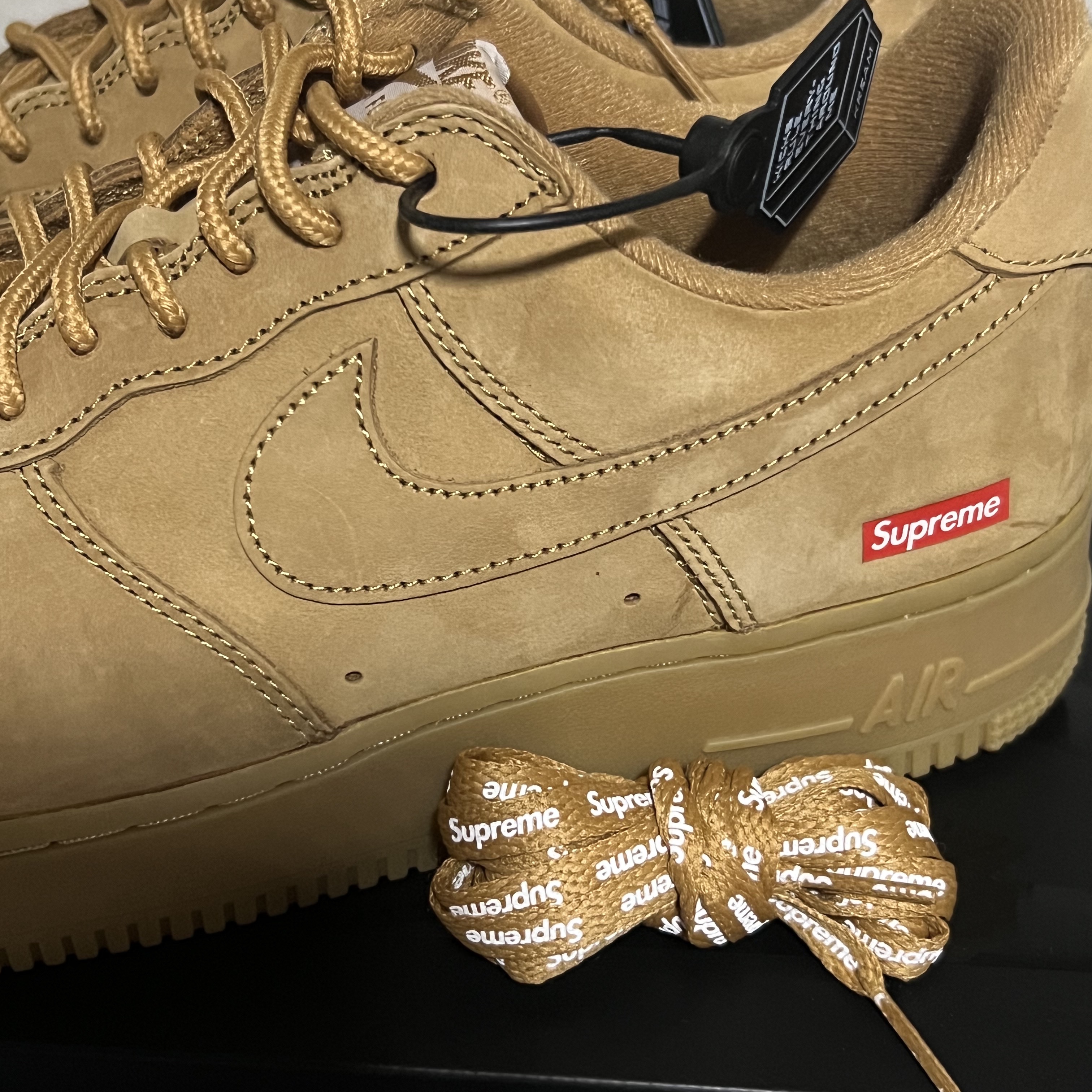 Nike x Supreme Air Force 1 Low Flax 착용 스타일