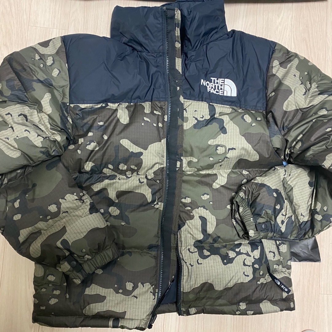 The North Face 1996 Novelty Nuptse Jacket Woodland Camo 착용 스타일 - 2