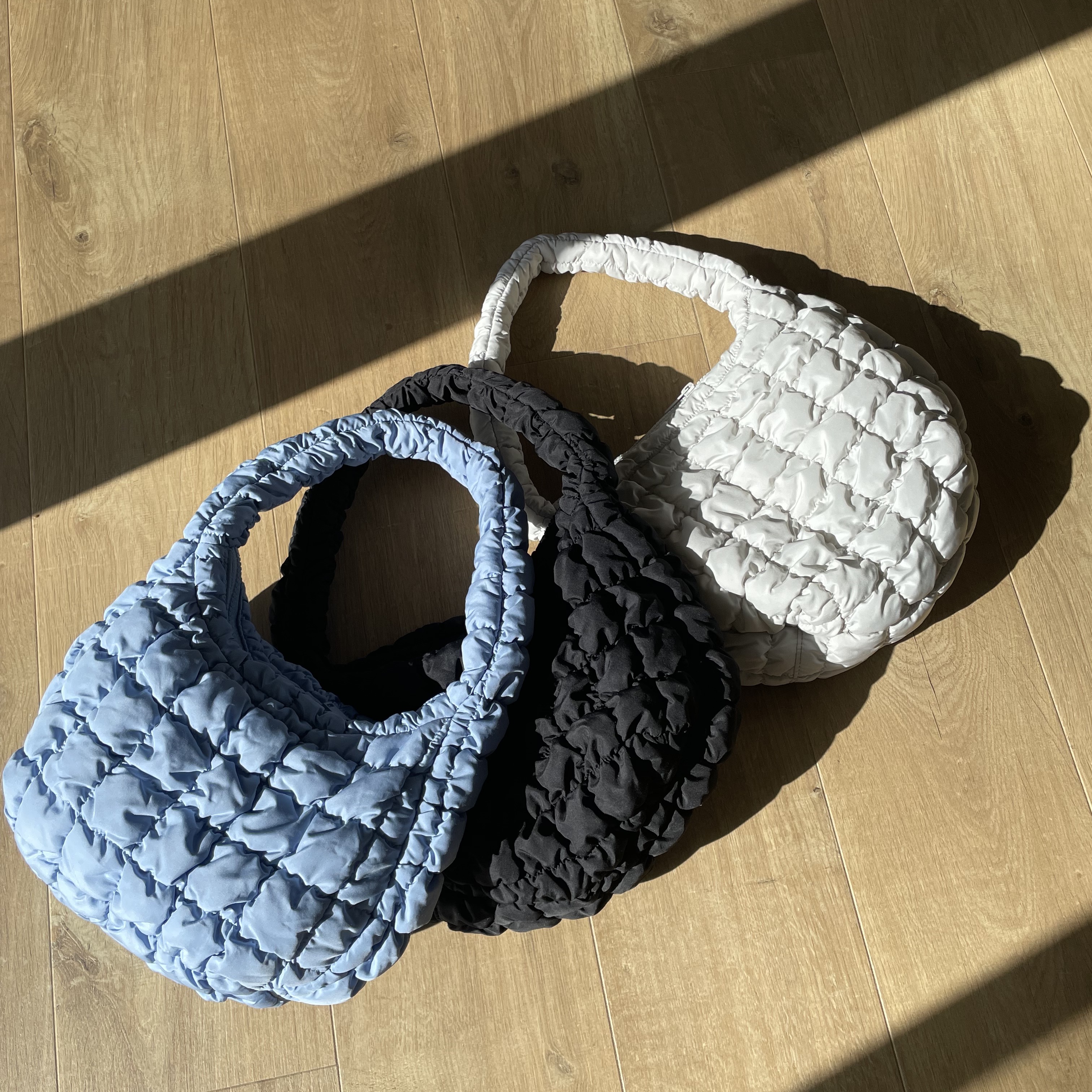 COS Quilted Mini Bag Light Grey, COS Quilted Mini Bag Black 착용 스타일 - 1