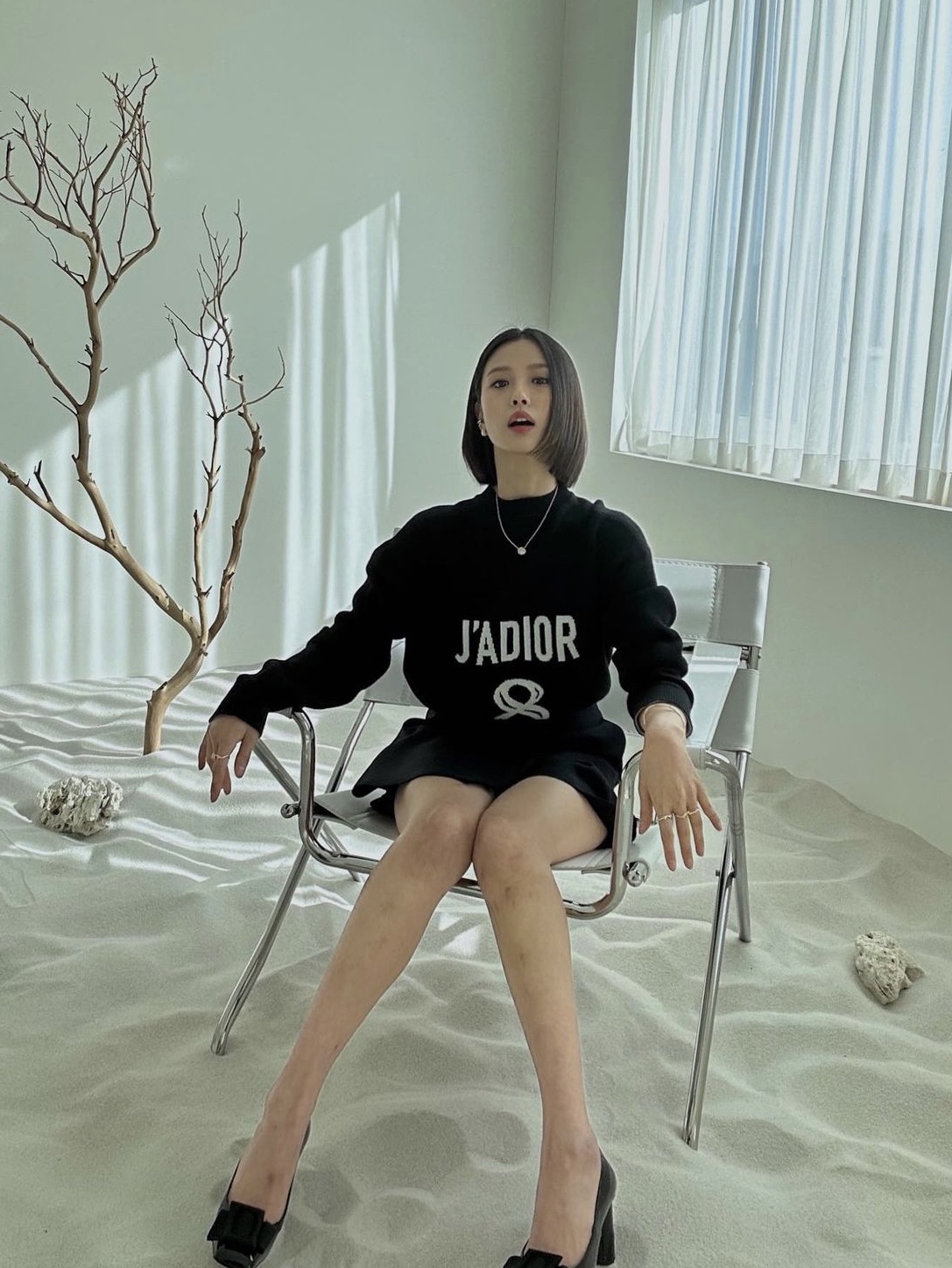 (W) Dior J'Adior 8 Boxy Sweater Cashmere Black 착용 스타일 - 1