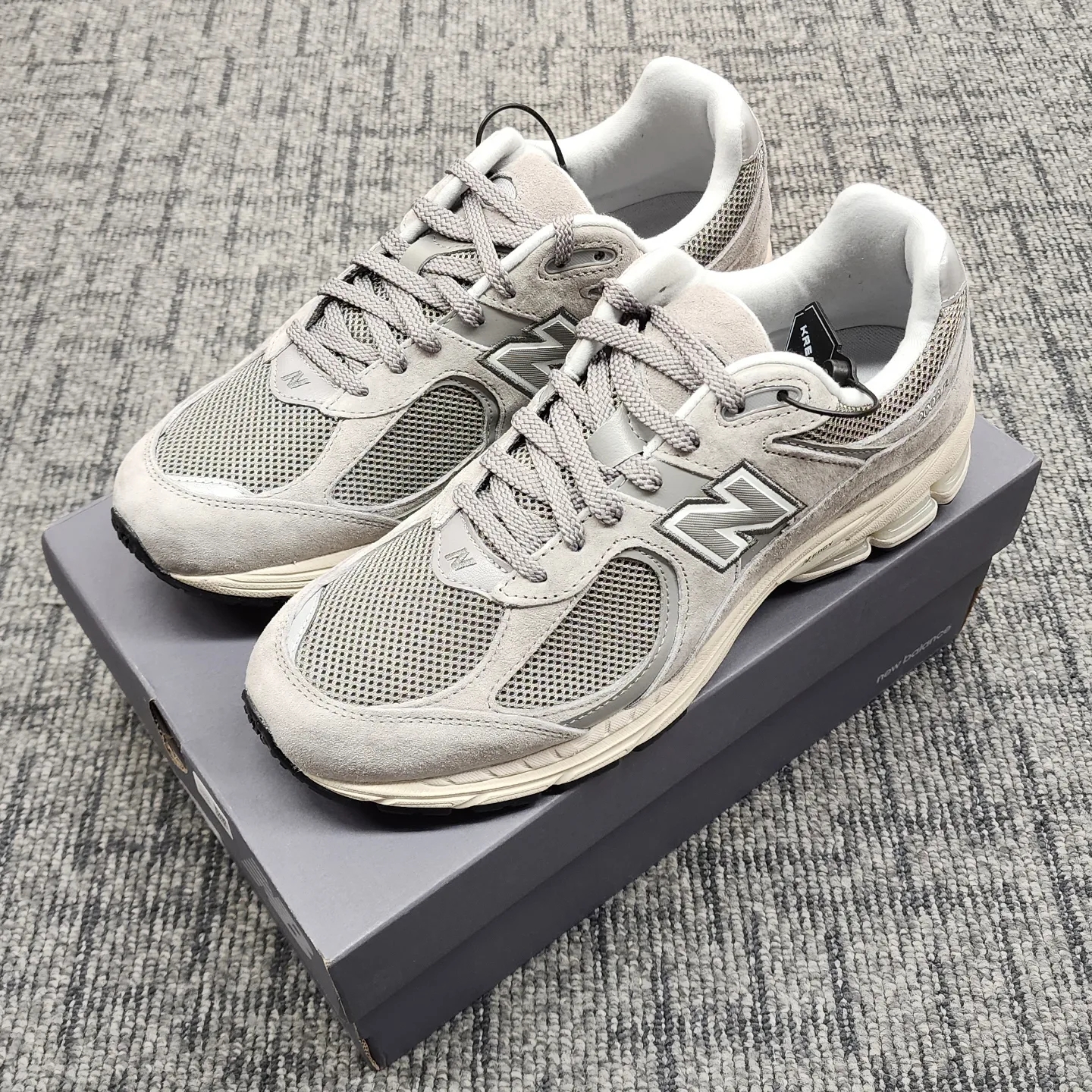 New Balance 2002R Grey 착용 스타일 - 2
