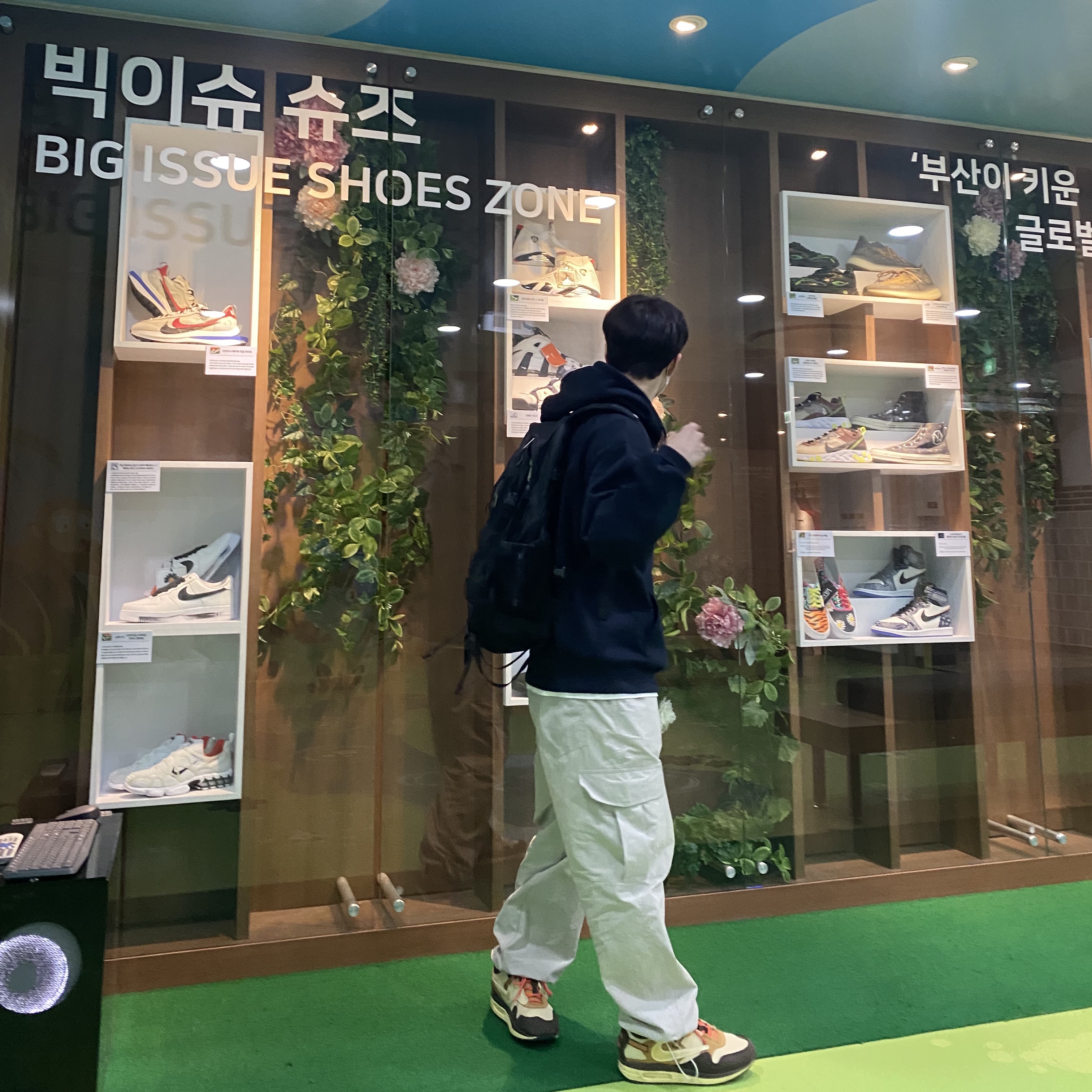 Nike x Travis Scott Air Max 1 Cact.us Brown, Nike x Peaceminusone Air Force 1 Low Para-Noise 2.0 착용 스타일