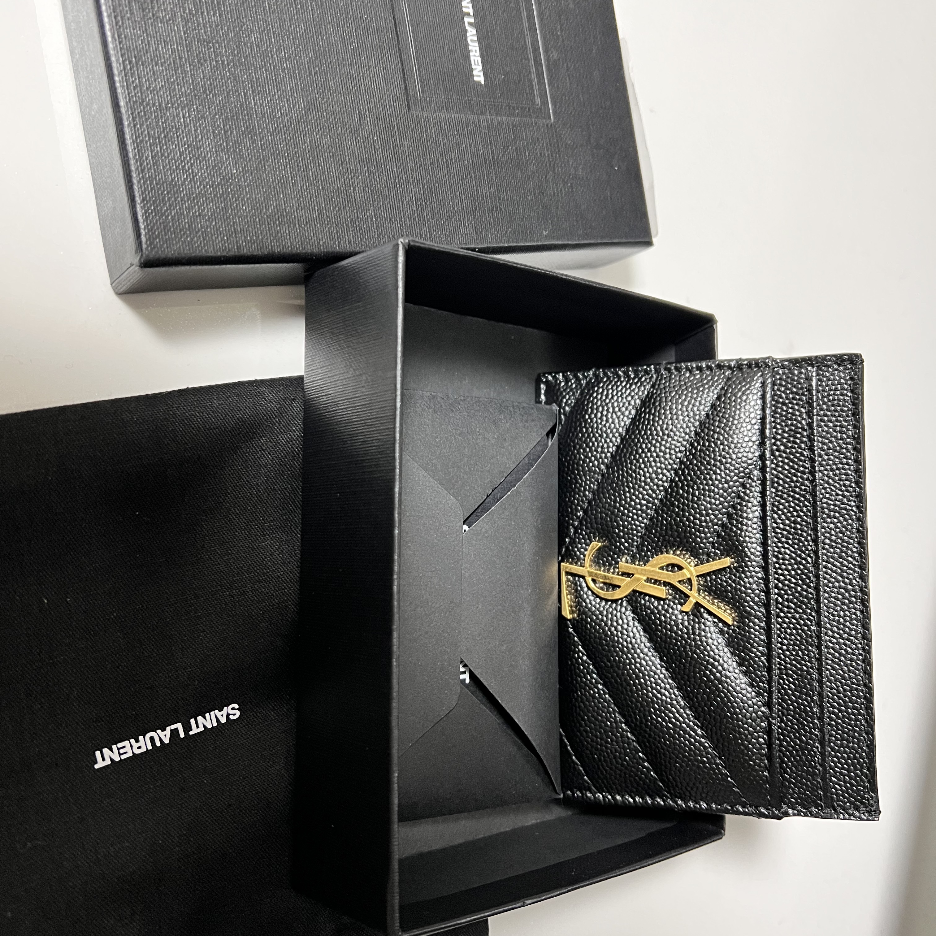 Saint Laurent Cassandre Matelasse Card Case in Grain De Poudre Embossed Leather Black 착용 스타일