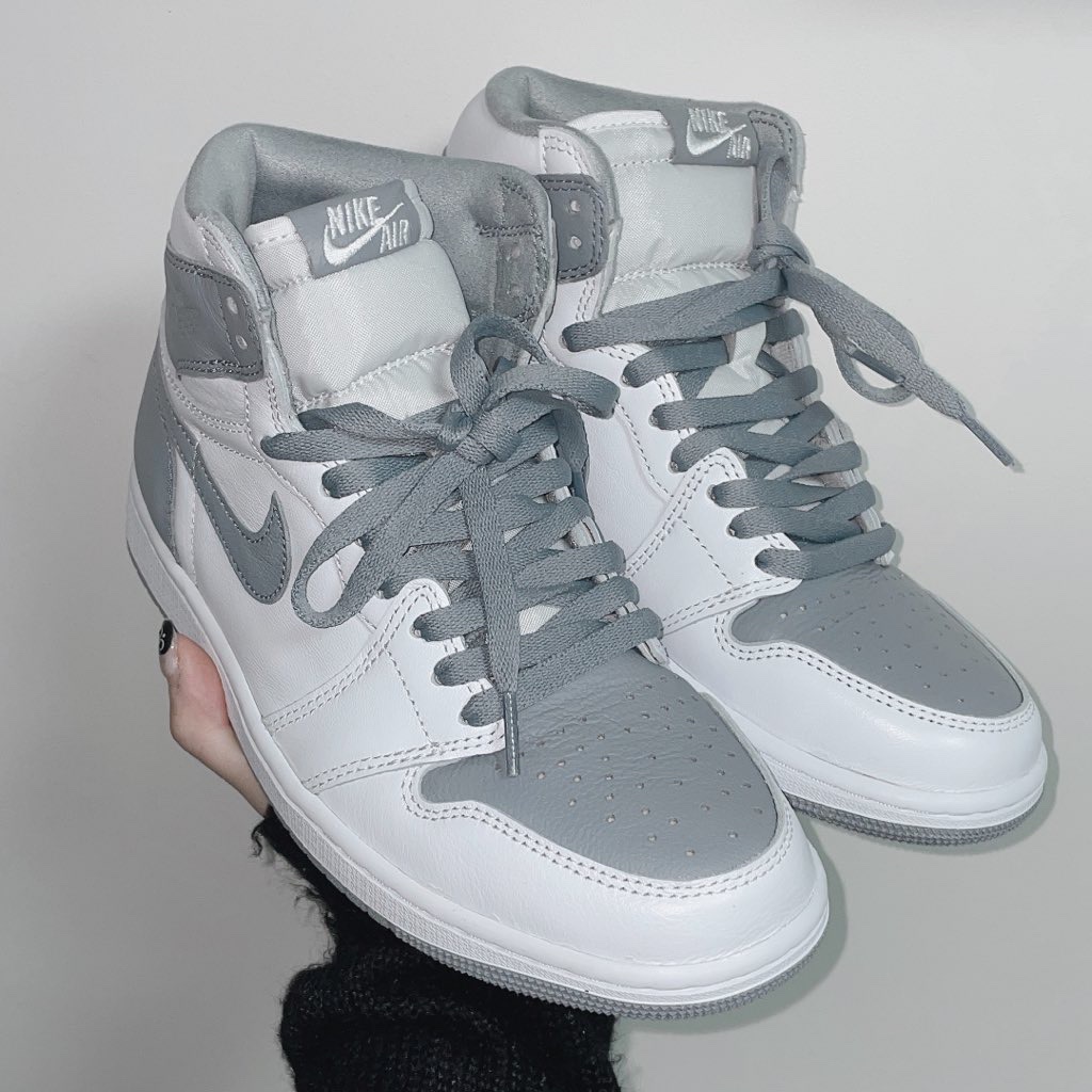 Jordan 1 Retro High OG Stealth 착용 스타일 - 3