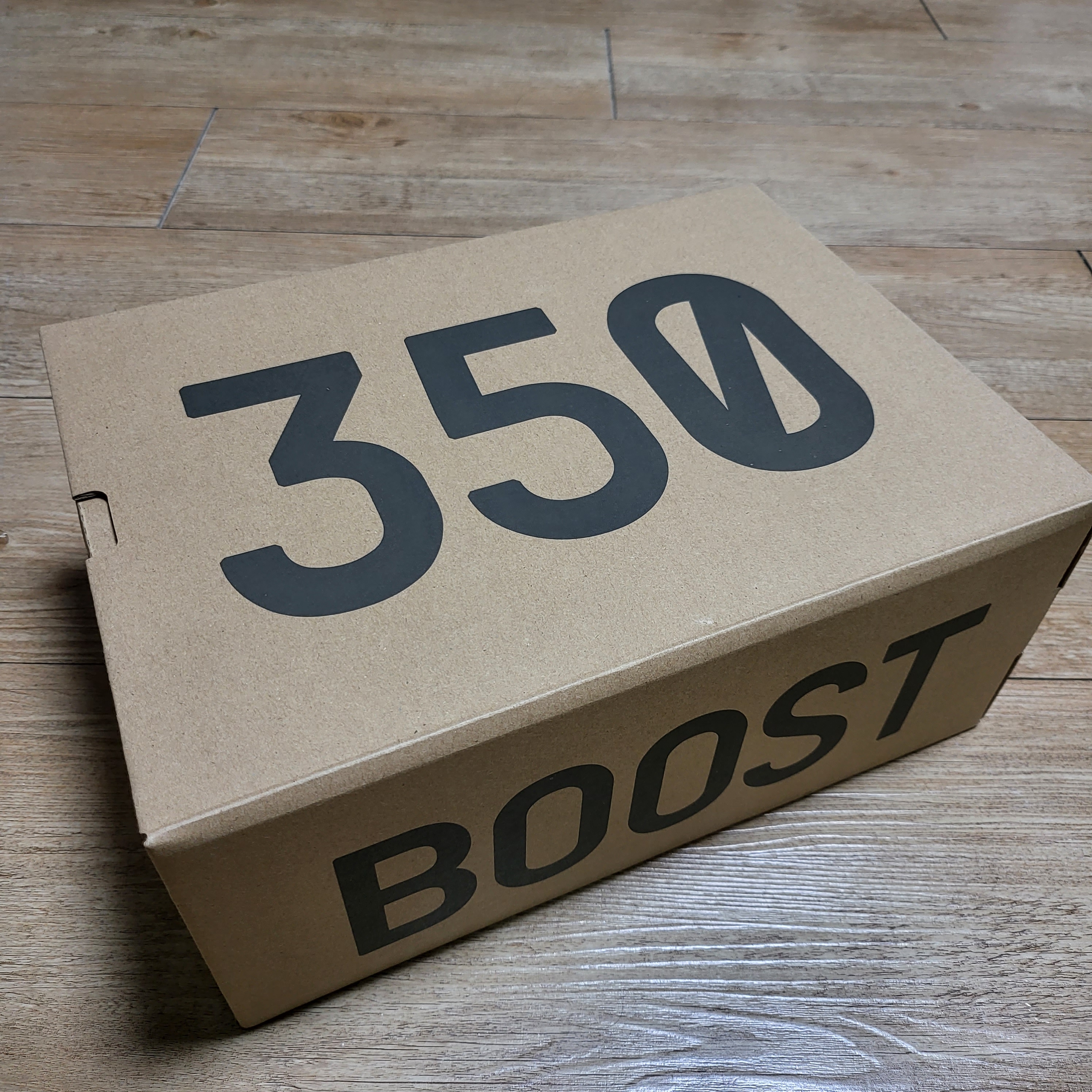 Adidas Yeezy Boost 350 V2 Dazzling Blue 착용 스타일 - 1