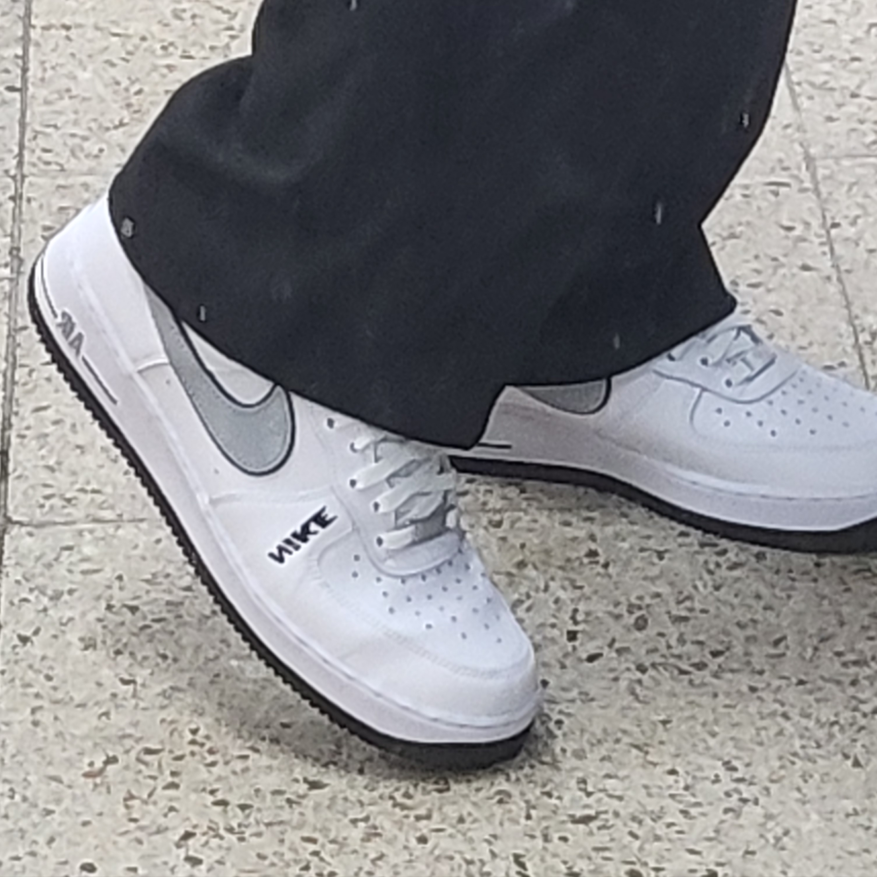 Nike Air Force 1 '07 LV8 White Black Wolf Grey 착용 스타일