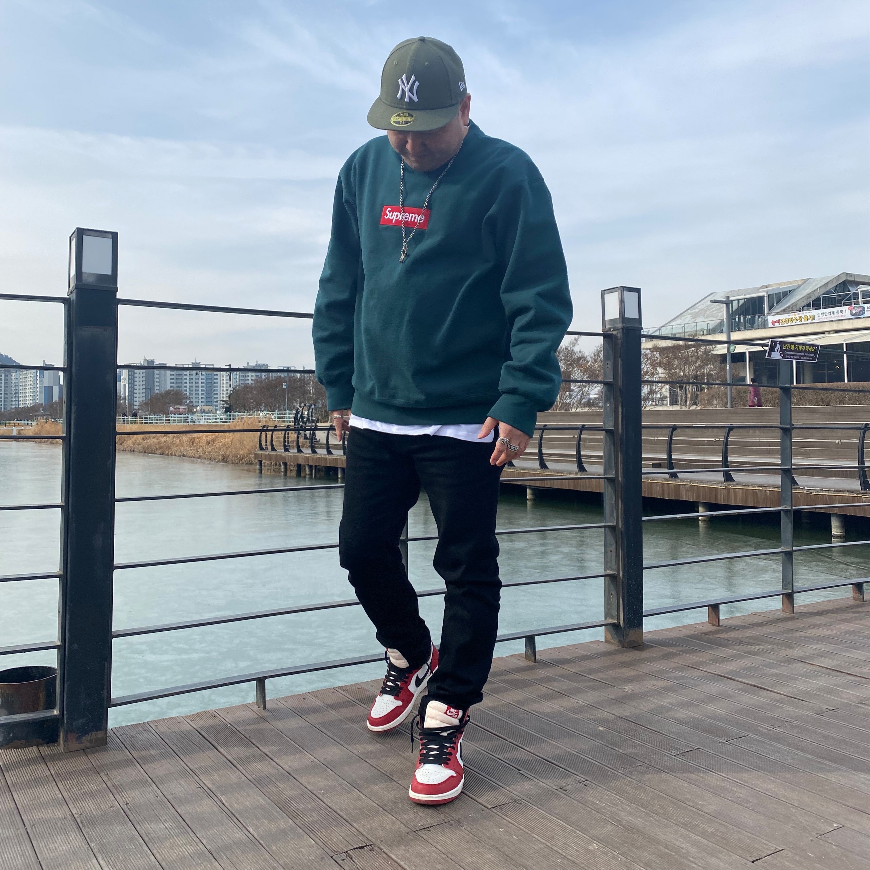 Supreme Box Logo Crewneck Dark Pine - 22FW, Jordan 1 Retro High OG Chicago 2022 착용 스타일 - 1
