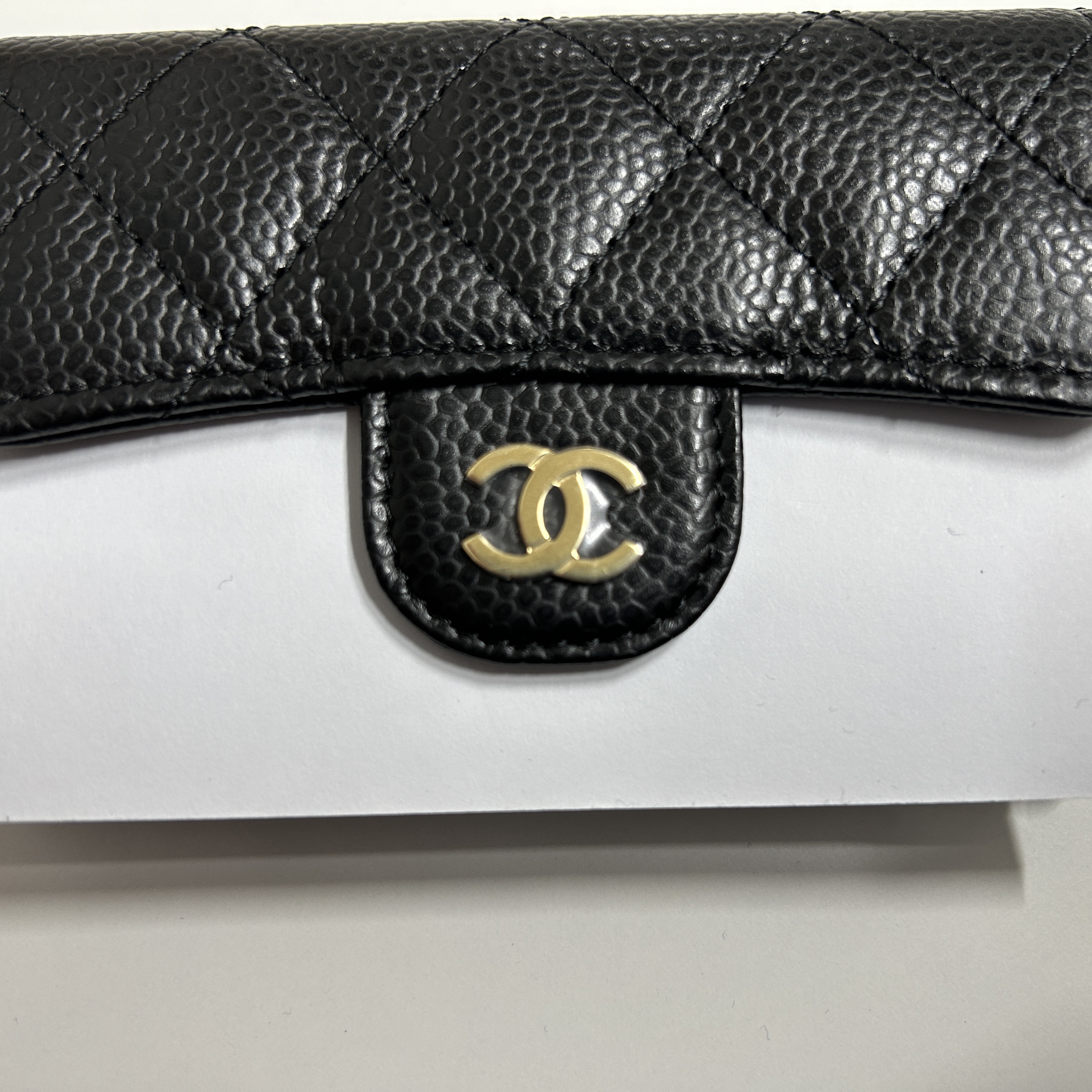 Chanel Classic Card Holder Grained Calfskin & Gold Black 착용 스타일 - 1