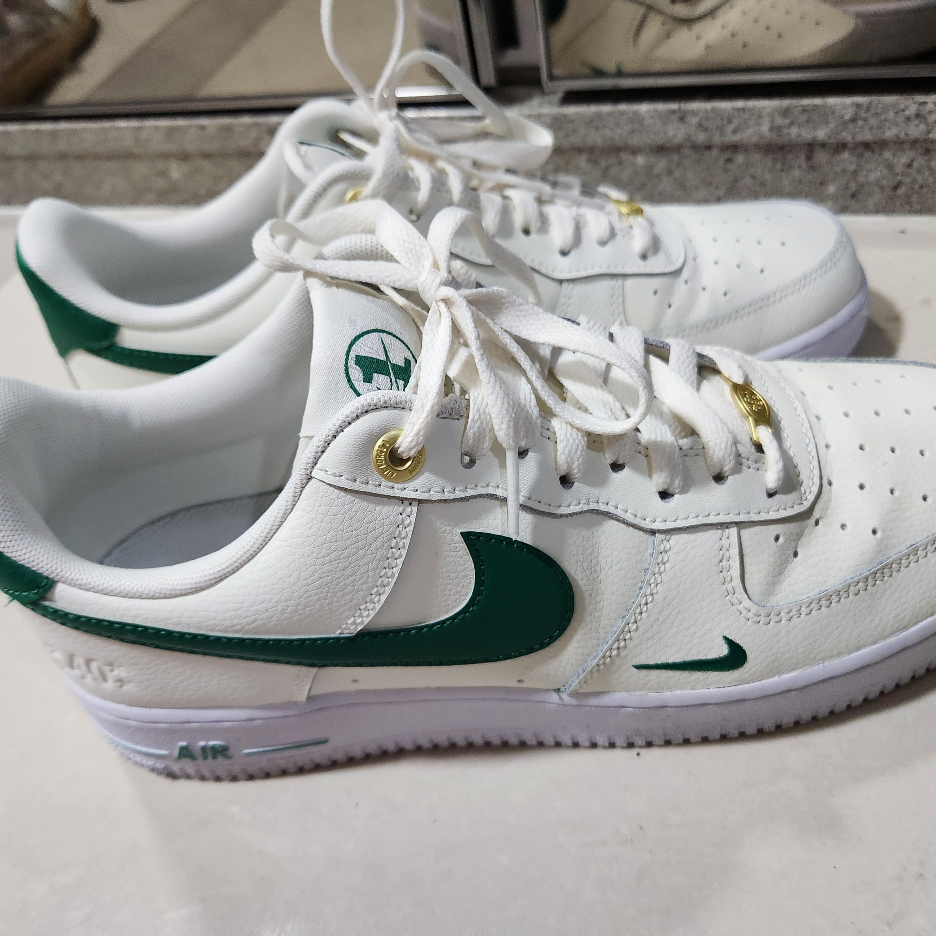Nike Dunk Low Retro Gym Red, Nike Air Force 1 '07 LV8 40th Anniversary Join Forces Sail Malachite 착용 스타일 - 2