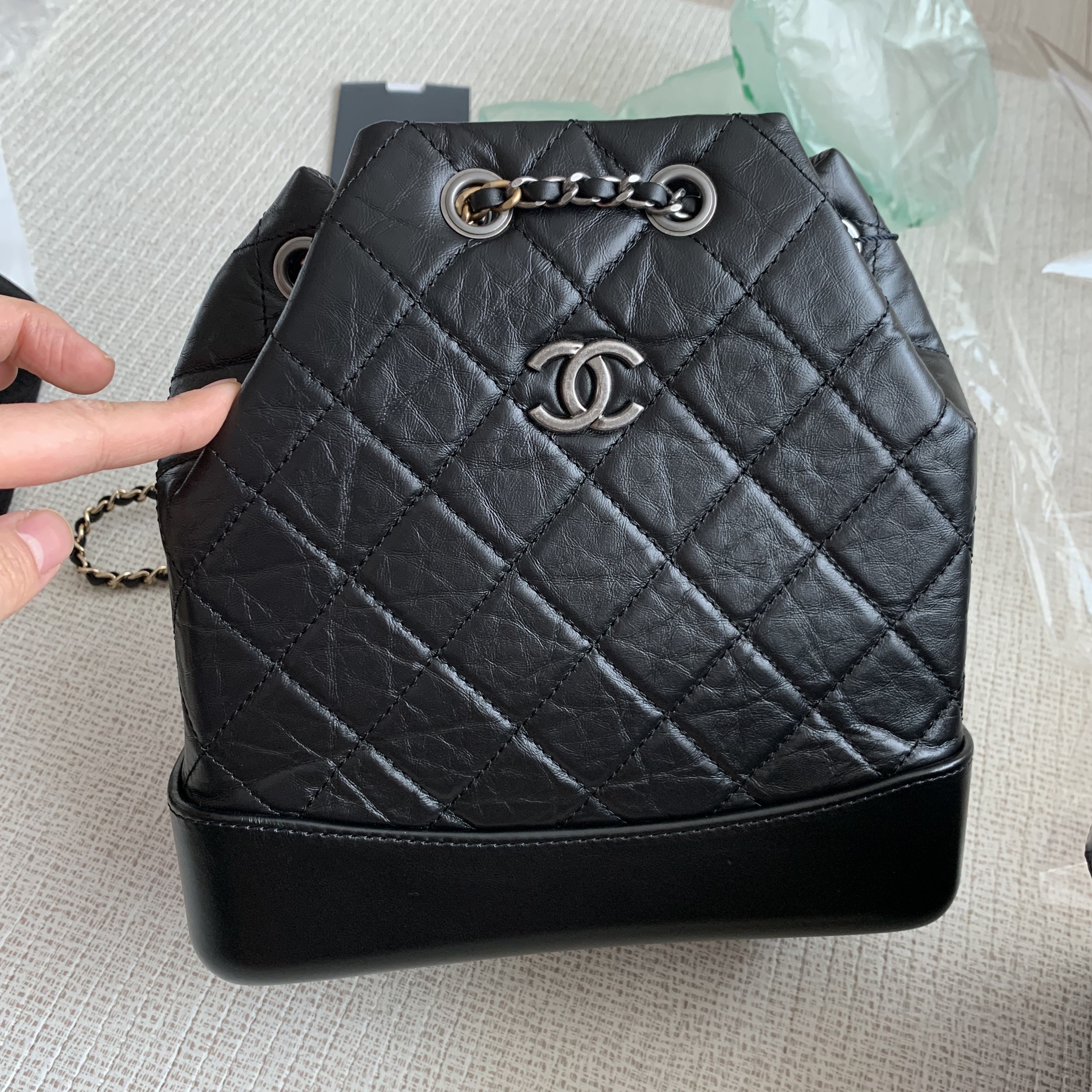 Chanel Small Gabrielle Backpack Aged Calfskin & Gold Silver Black 착용 스타일 - 2