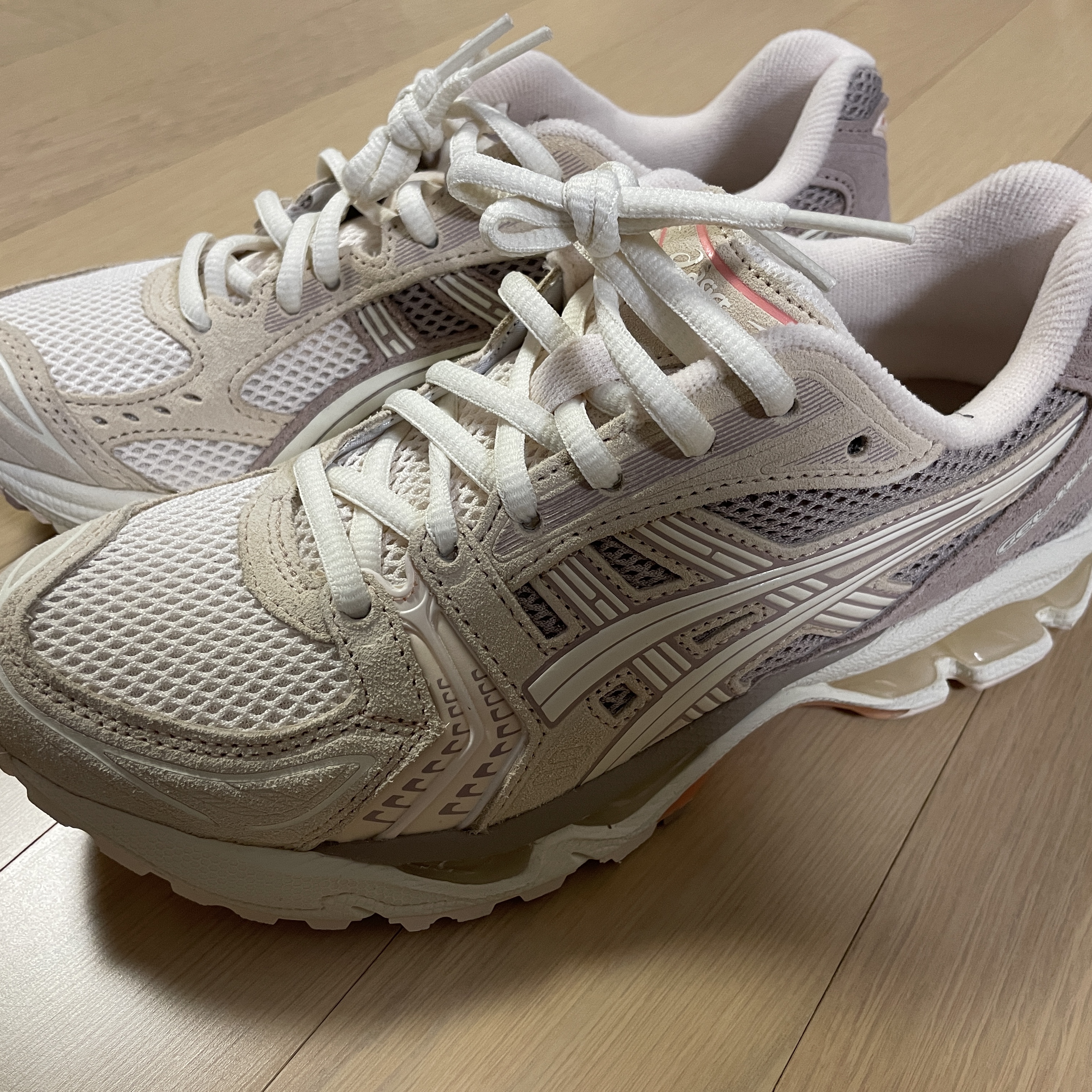 (W) Asics Gel-Kayano 14 White Peach Cream 착용 스타일