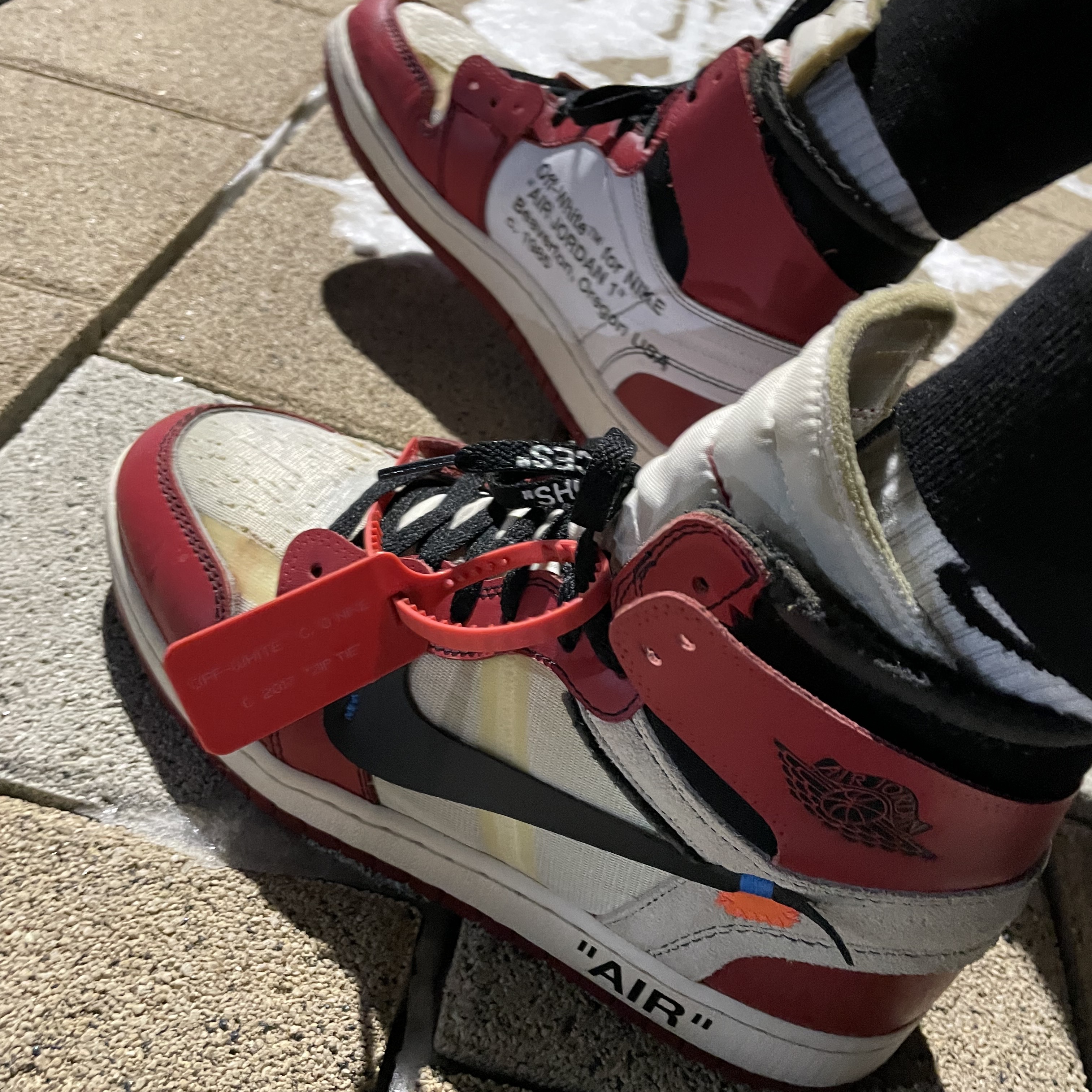 Jordan 1 x Off-White Retro High Chicago The Ten 착용 스타일 - 4