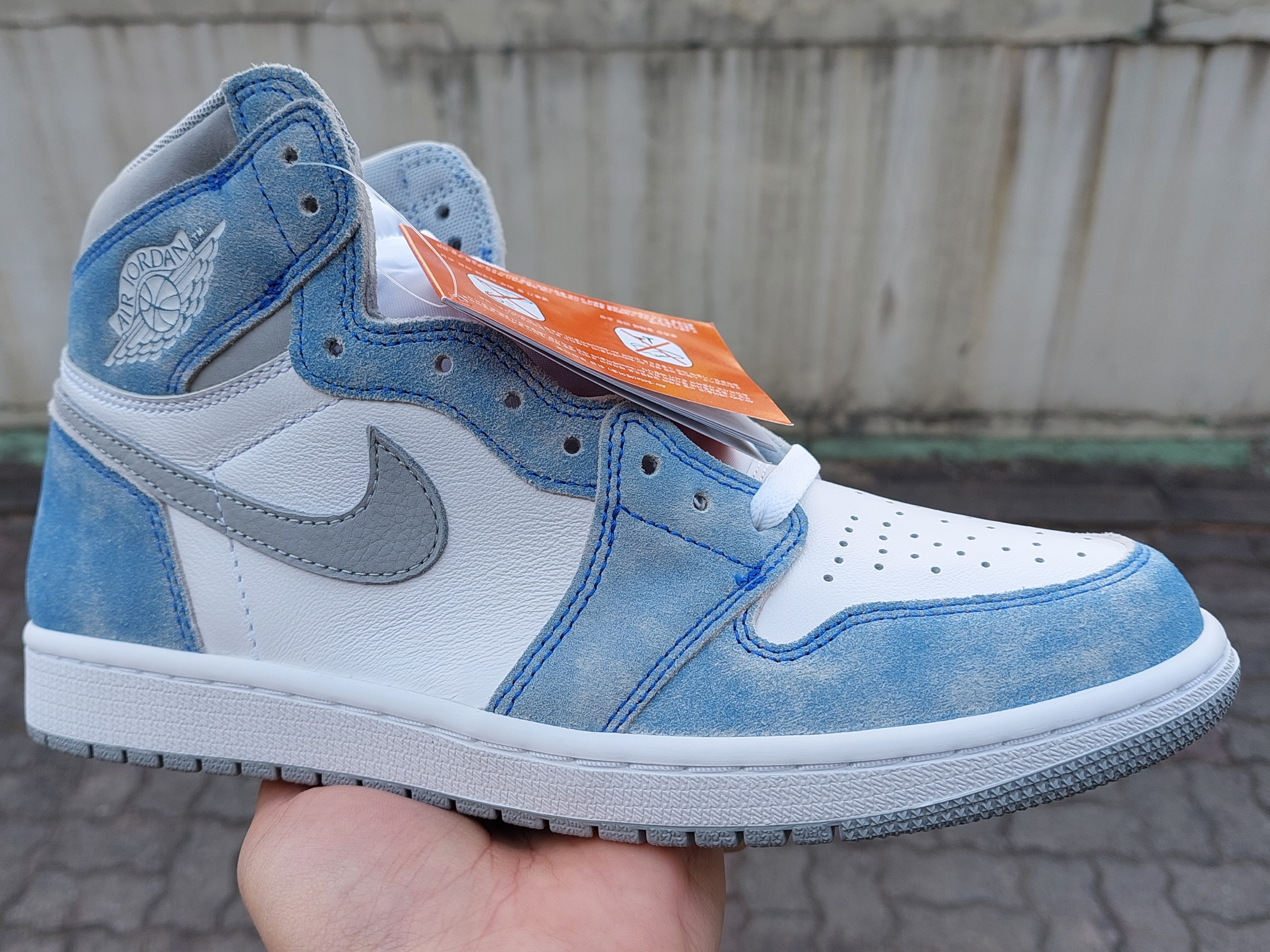 Jordan 1 Retro High OG Hyper Royal 착용 스타일