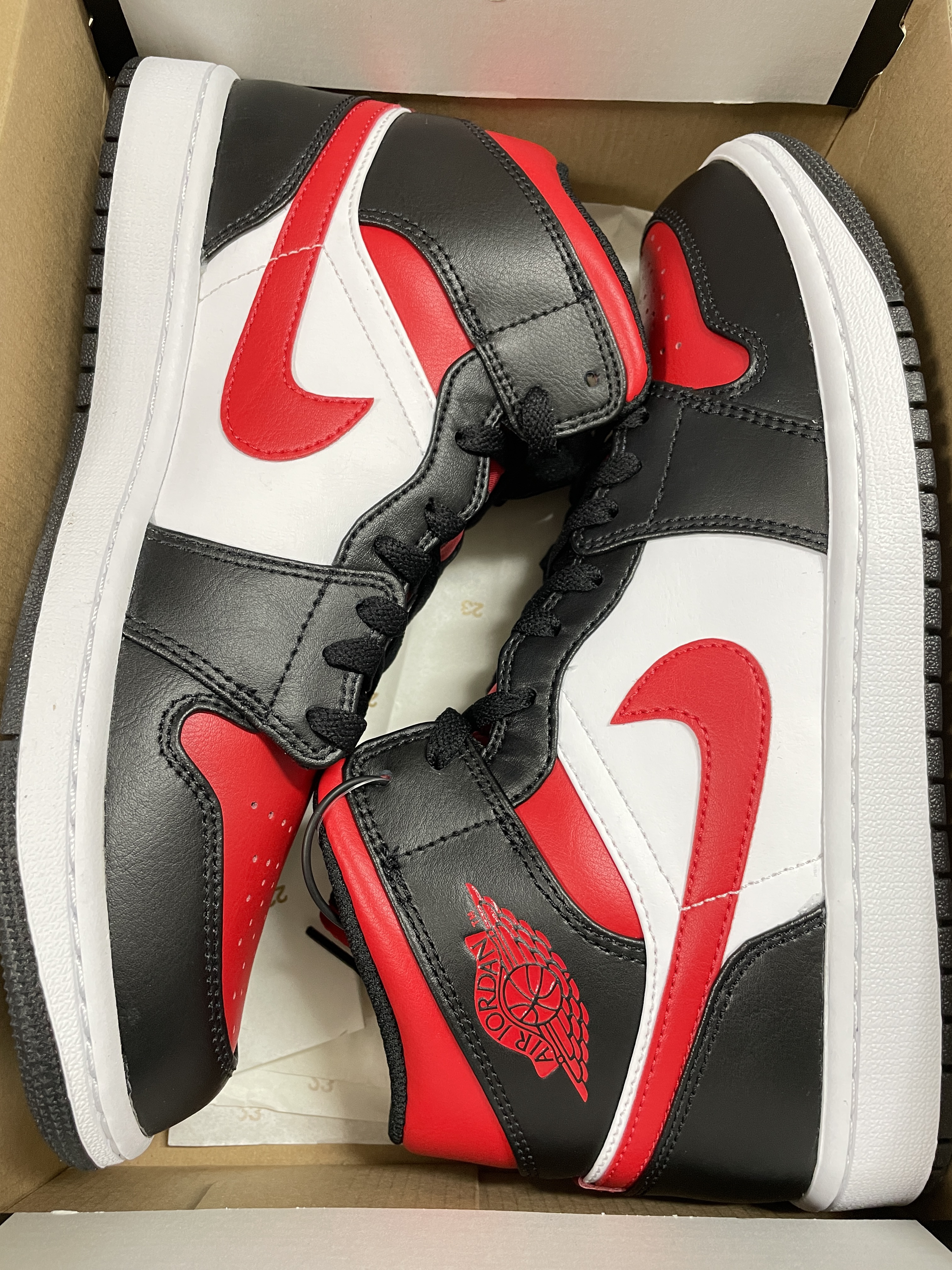 Jordan 1 Mid Black Fire Red 착용 스타일