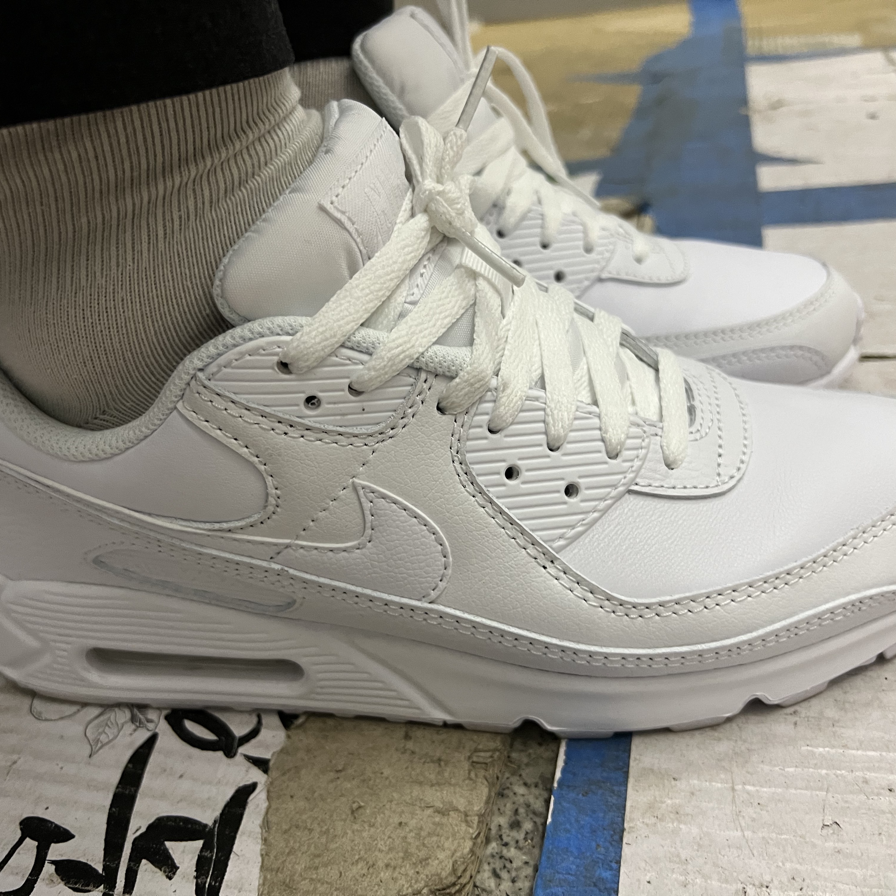 Nike Air Max 90 LTR Triple White 착용 스타일
