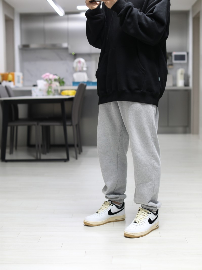 (W) Nike Air Force 1 '07 LX Black and Summit White 착용 스타일 - 2