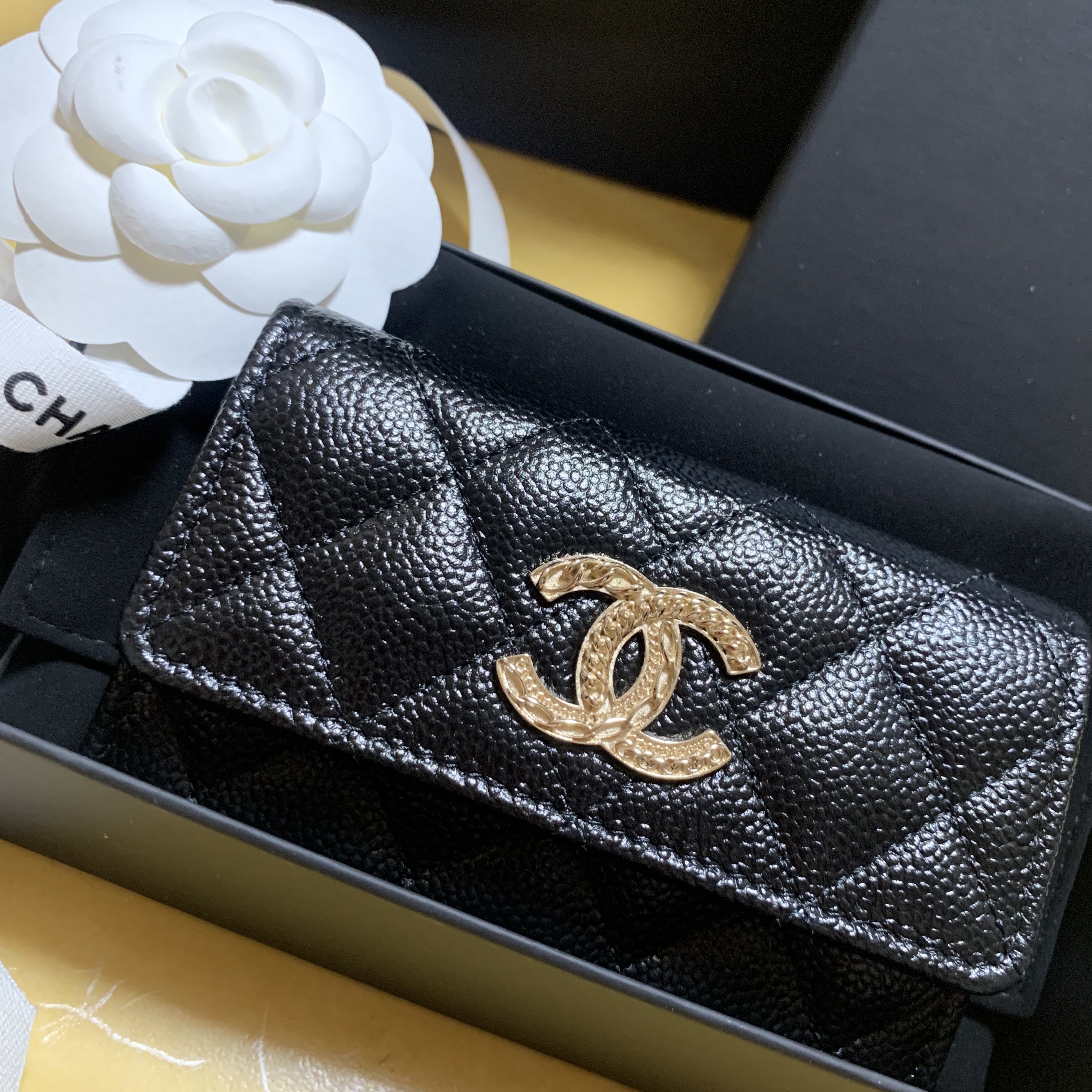 Chanel Flap Card Holder Grained Calfskin & Gold Black 착용 스타일 - 1