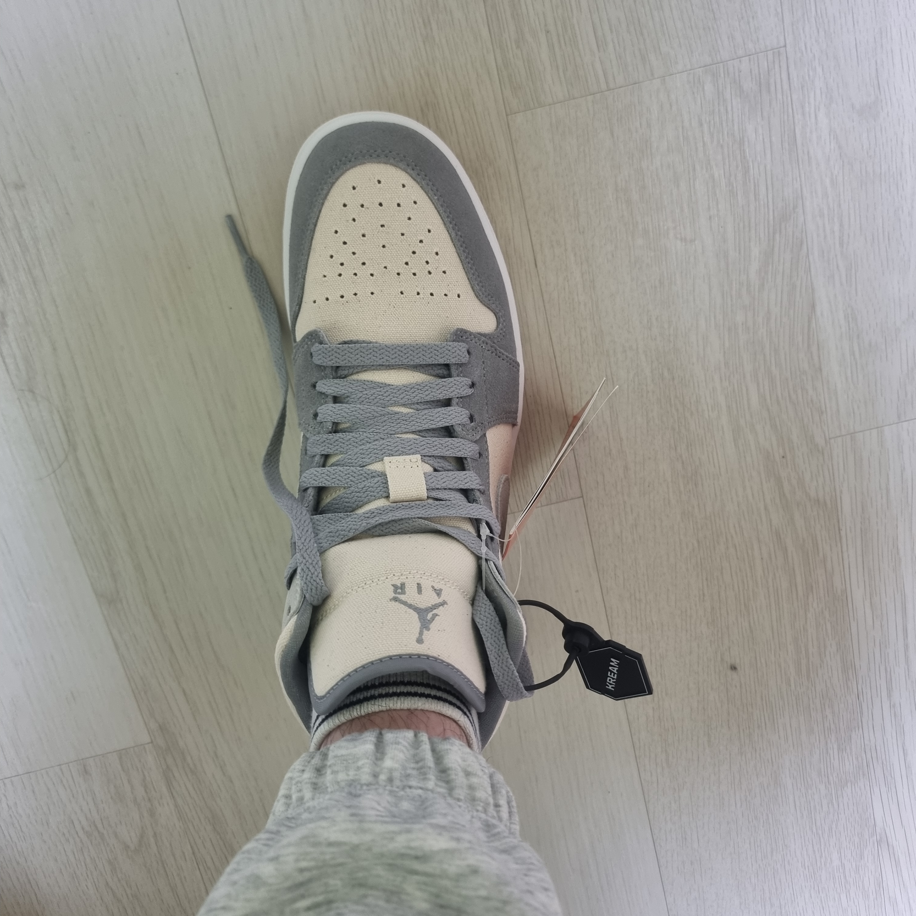 Jordan 1 Mid SE Coconut Milk Particle Grey 착용 스타일 - 4