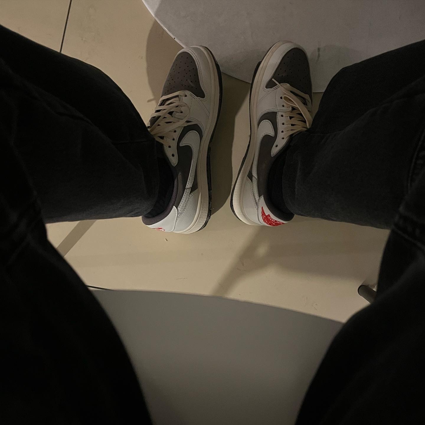Jordan 1 x Travis Scott Retro Low OG SP Sail and Ridgerock 착용 스타일