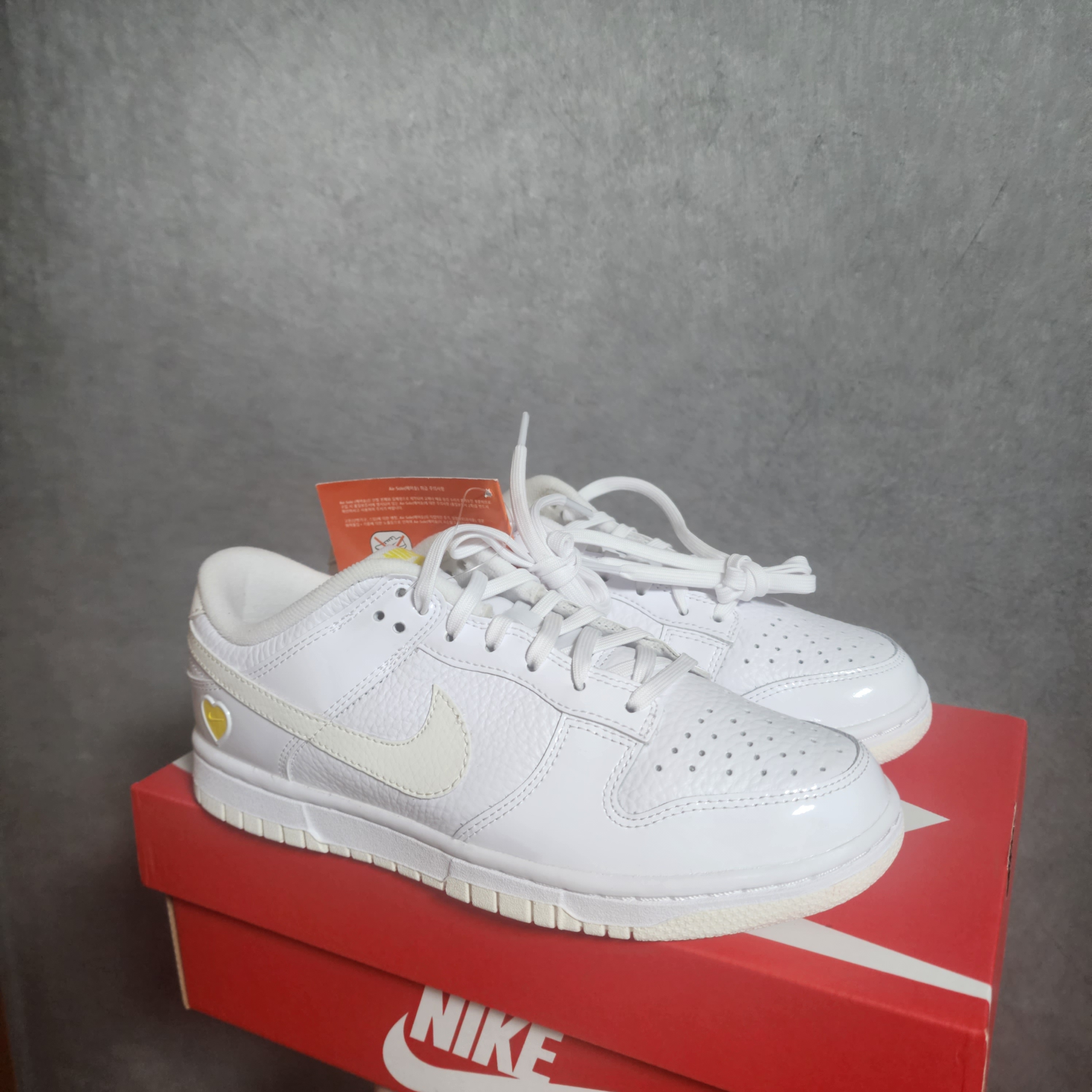 (W) Nike Dunk Low Valentine's Day White Optic Yellow 착용 스타일 - 1
