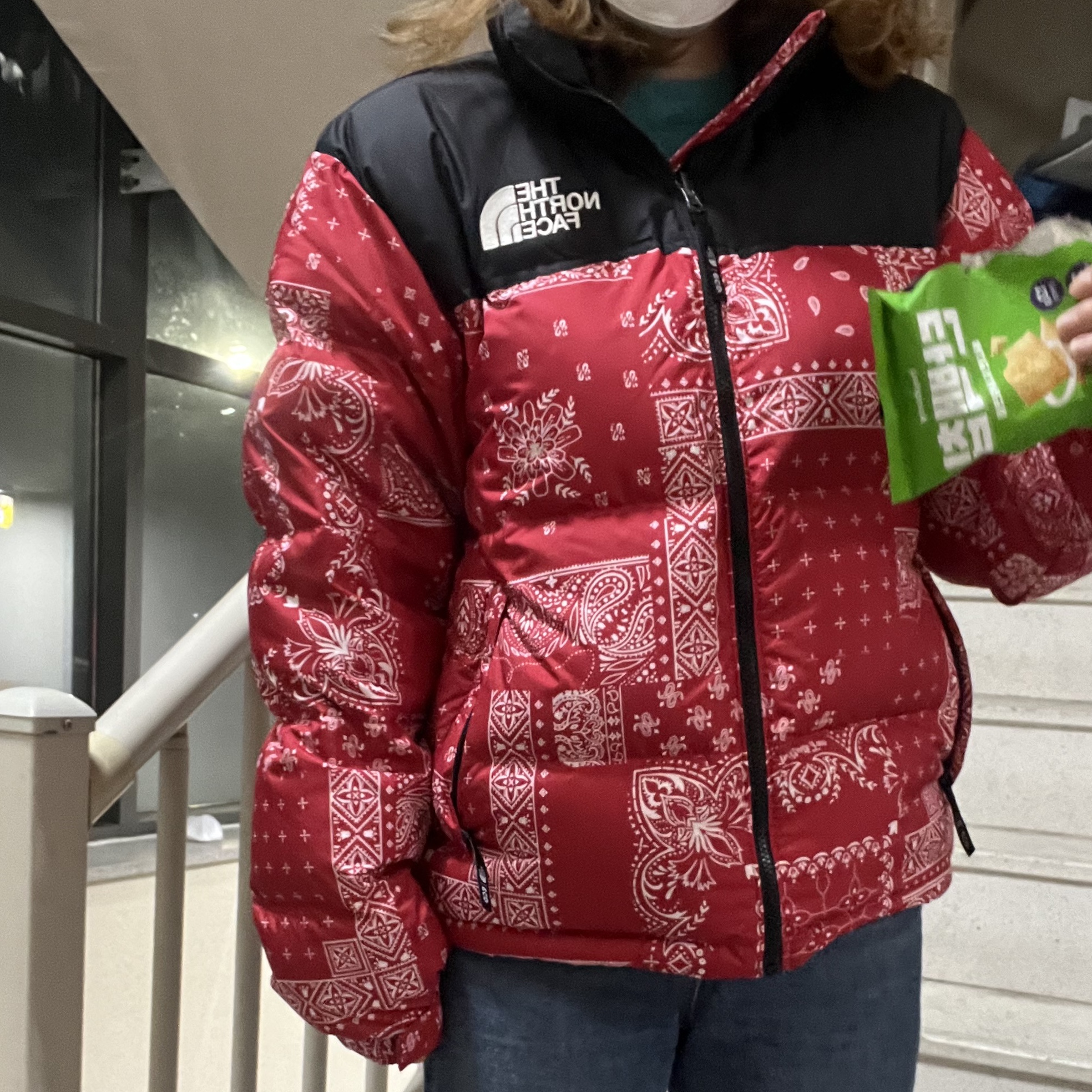 The North Face 1996 Novelty Nuptse Jacket Rio Red 착용 스타일 - 2
