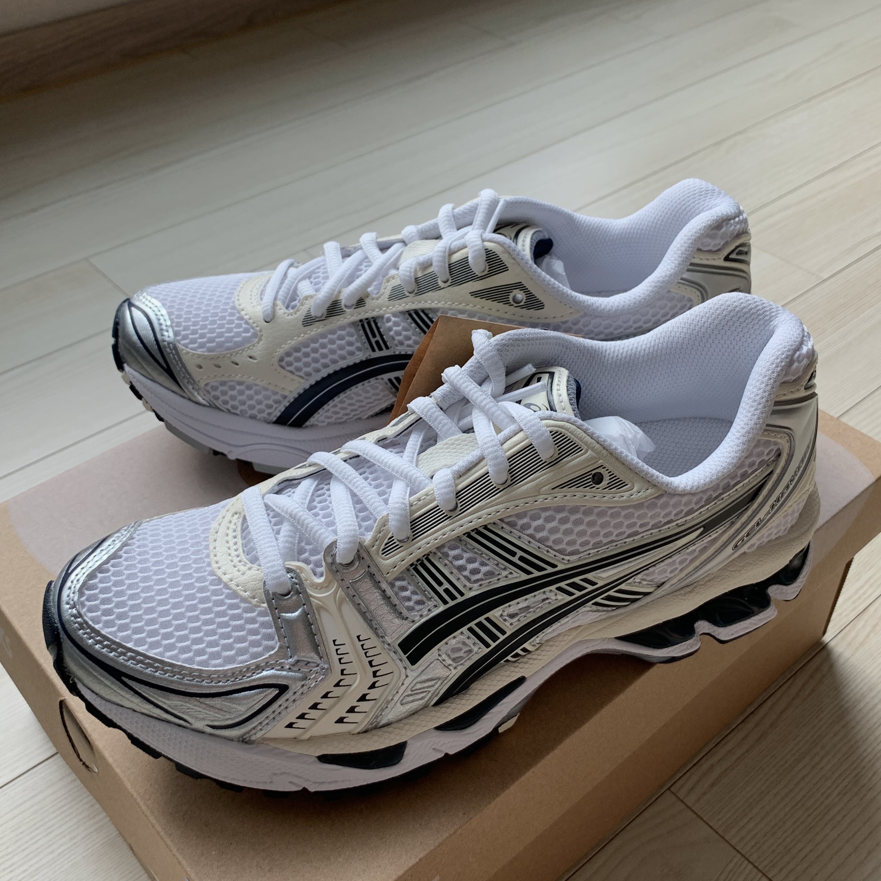(W) Asics Gel-Kayano 14 White Midnight 착용 스타일 - 3