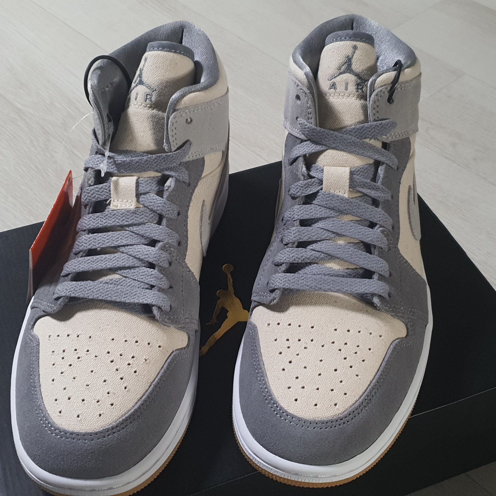 Jordan 1 Mid SE Coconut Milk Particle Grey 착용 스타일 - 2