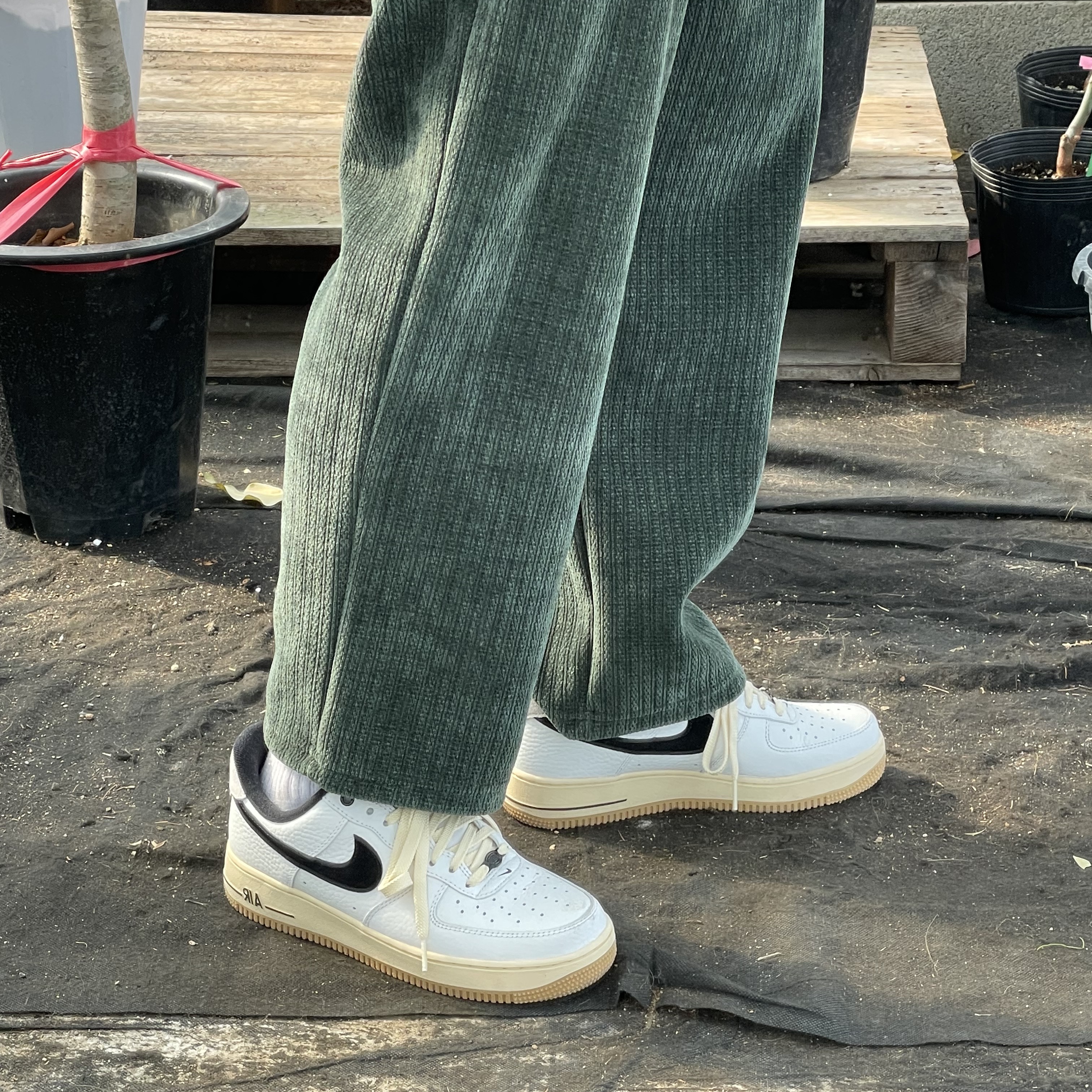 (W) Nike Air Force 1 '07 LX Black and Summit White 착용 스타일