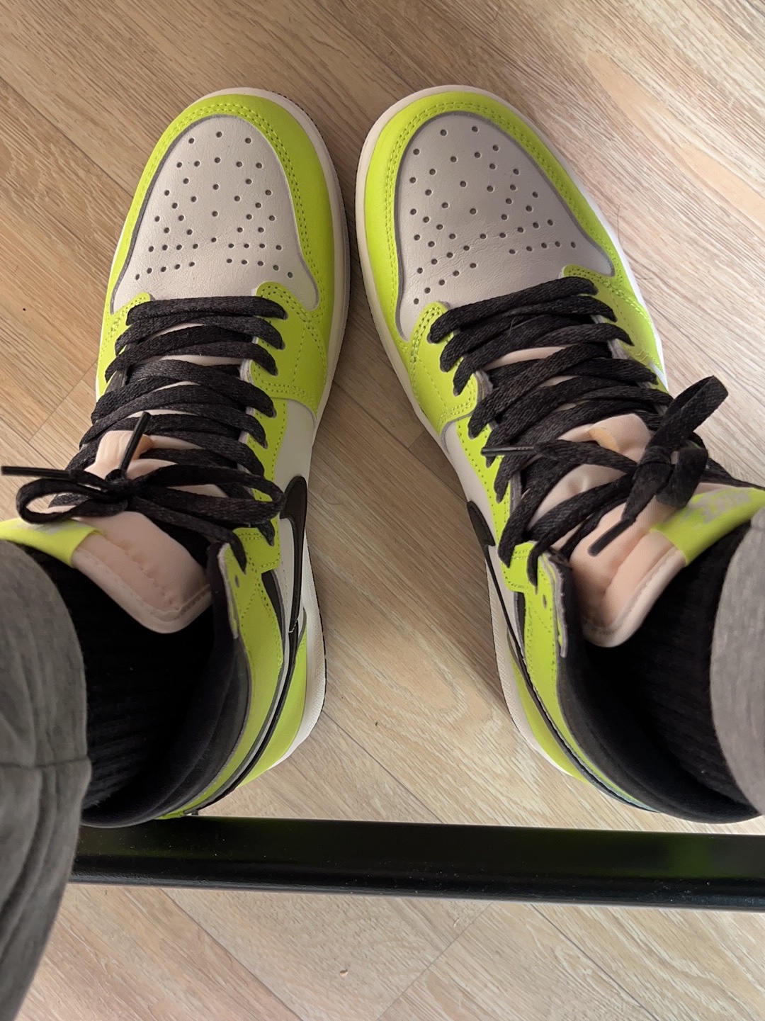 Jordan 1 Retro High OG Volt 착용 스타일 - 1