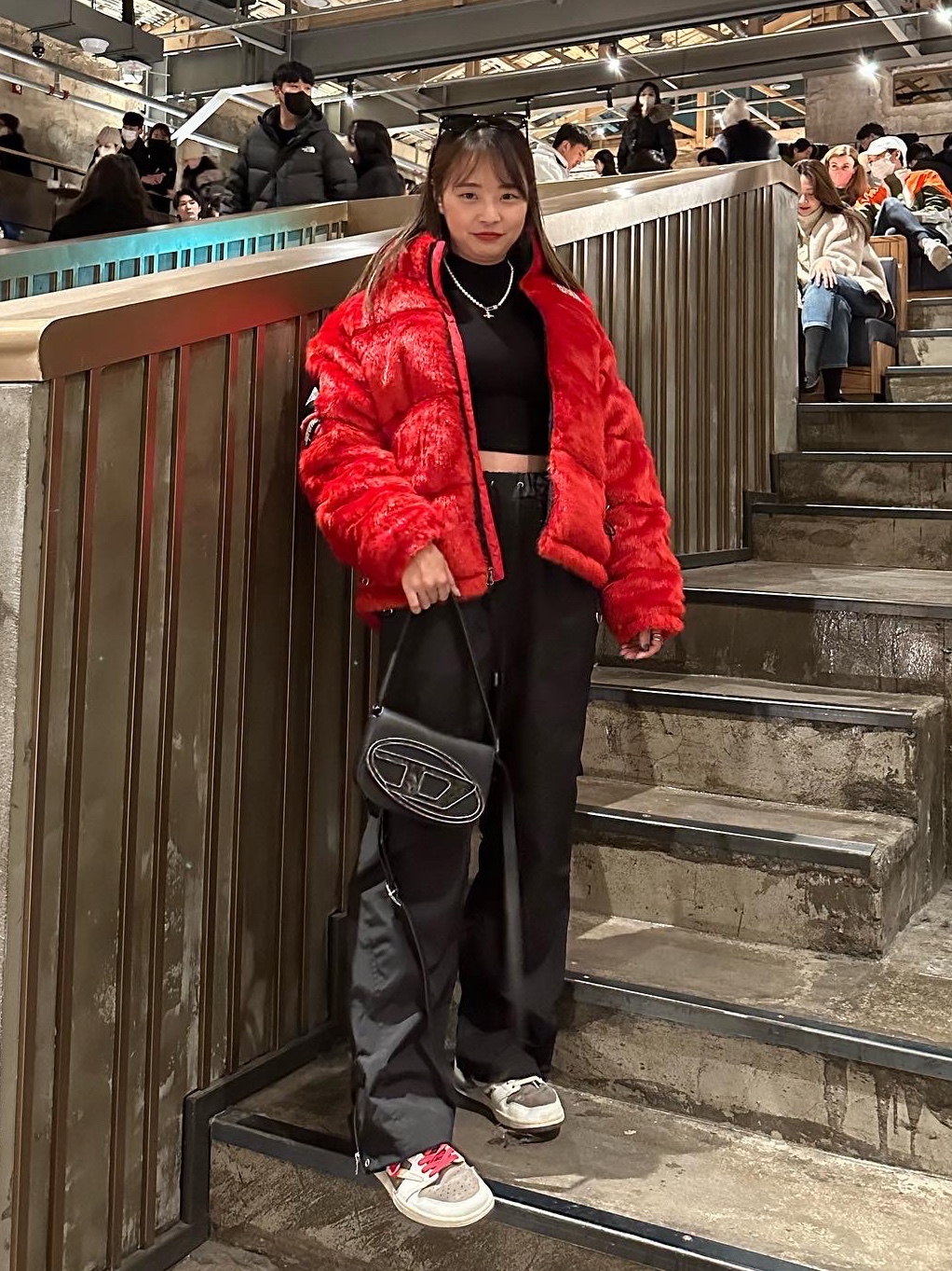 Diesel 1DR Shoulder Bag in Nappa Leather Black, Supreme x The North Face Faux Fur Nuptse Jacket Red - 20FW 착용 스타일 - 2