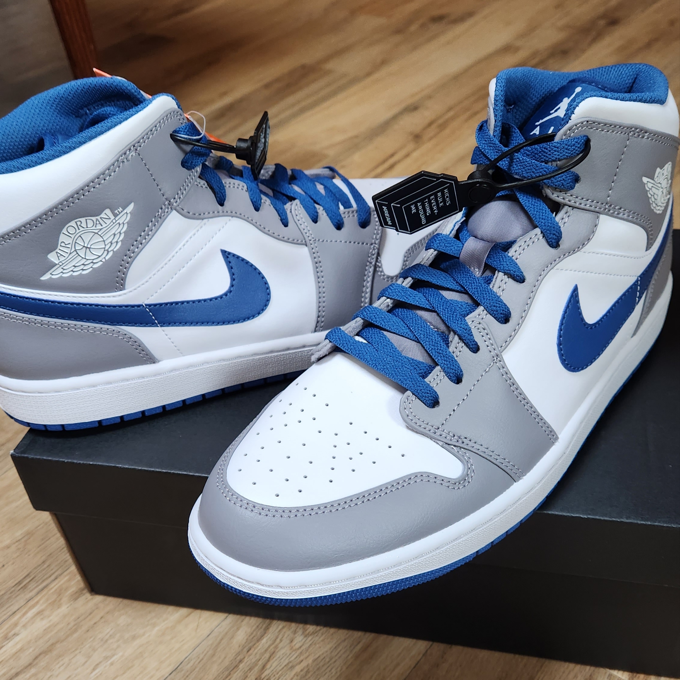 Jordan 1 Mid Cement Grey True Blue 착용 스타일 - 2