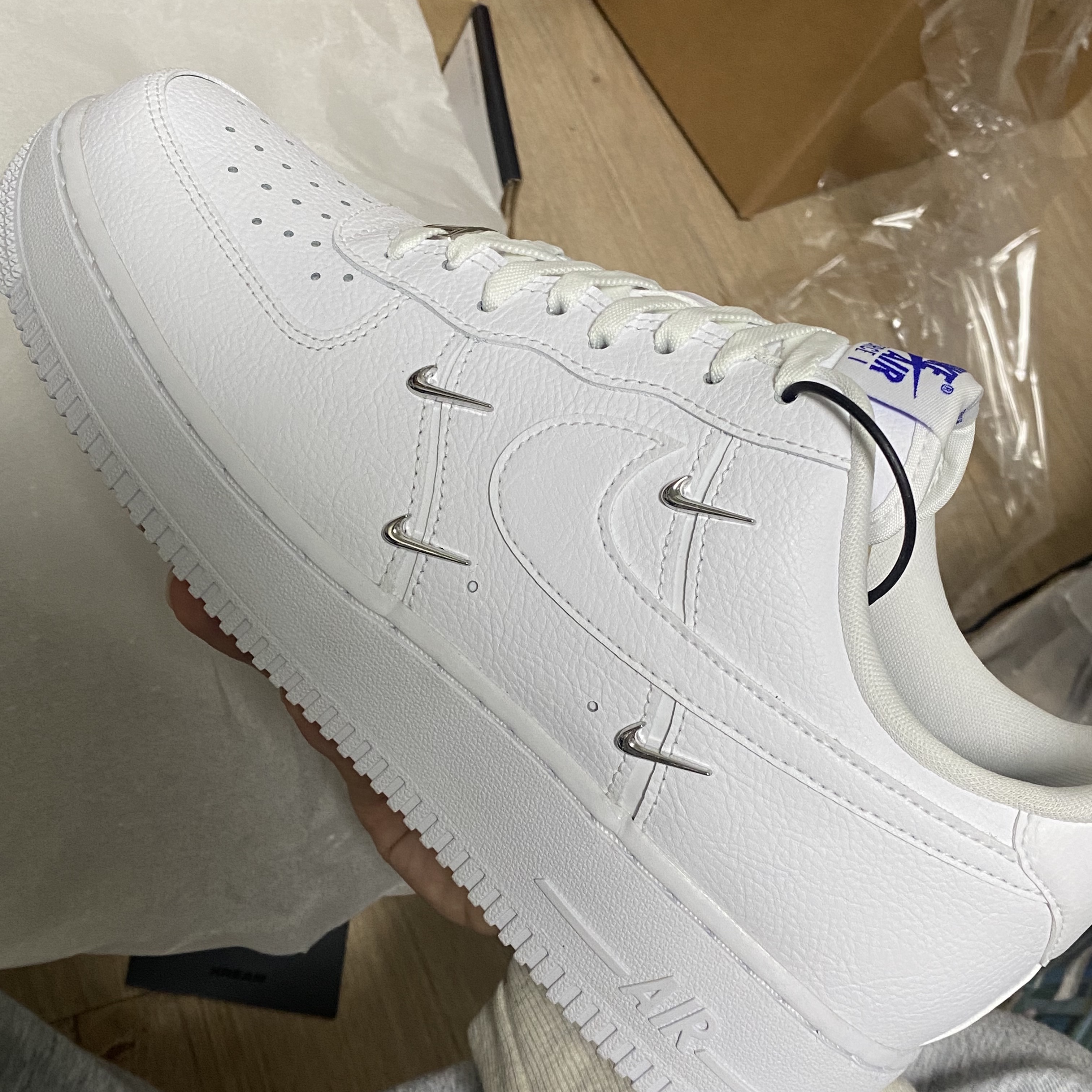 (W) Nike Air Force 1 Low '07 LX Chrome Luxe 착용 스타일 - 4