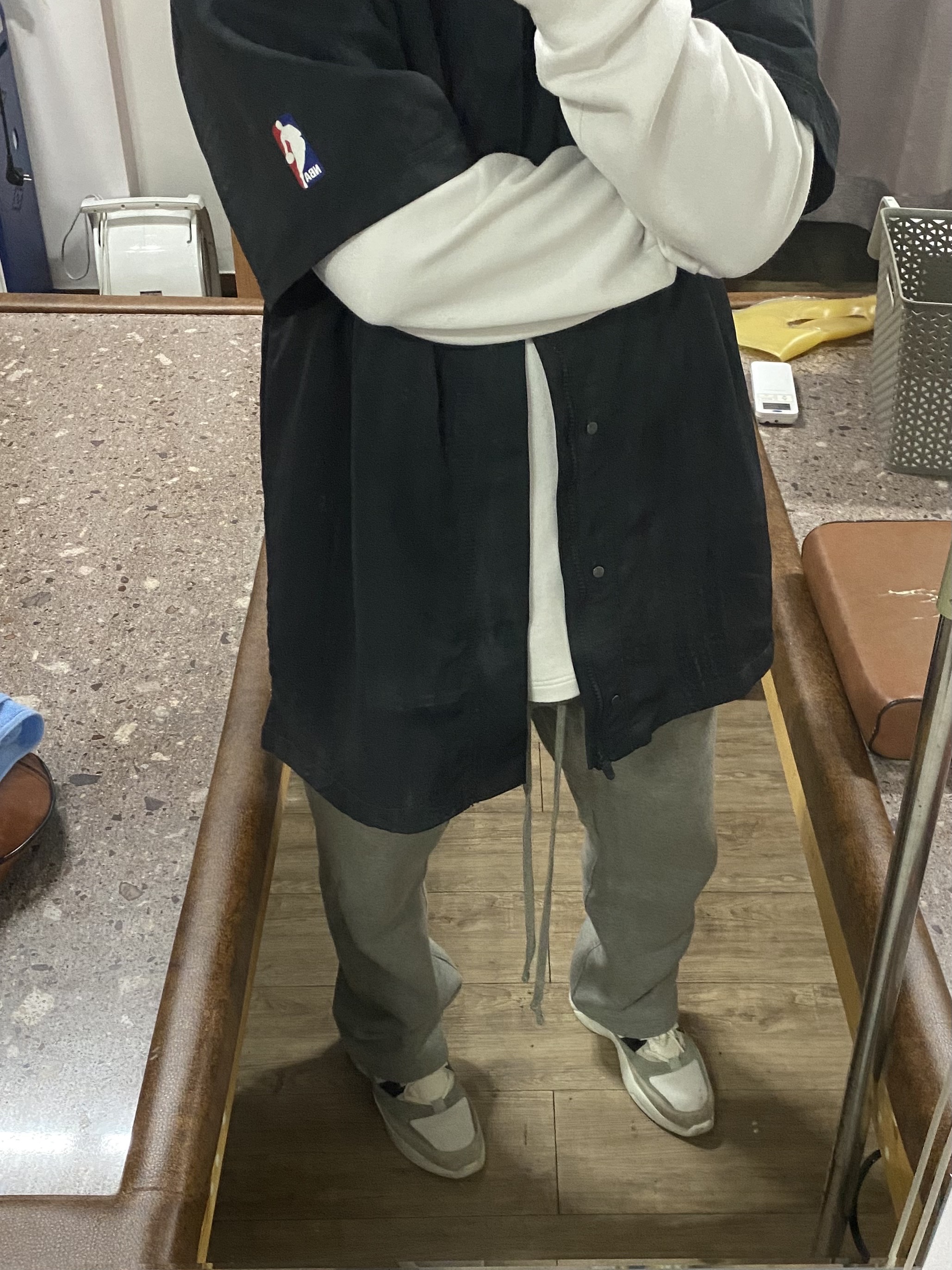 Essentials Distance Sneakers Cream Grey Black, Essentials The Core Collection Relaxed Sweatpants Dark Oatmeal 착용 스타일 - 1