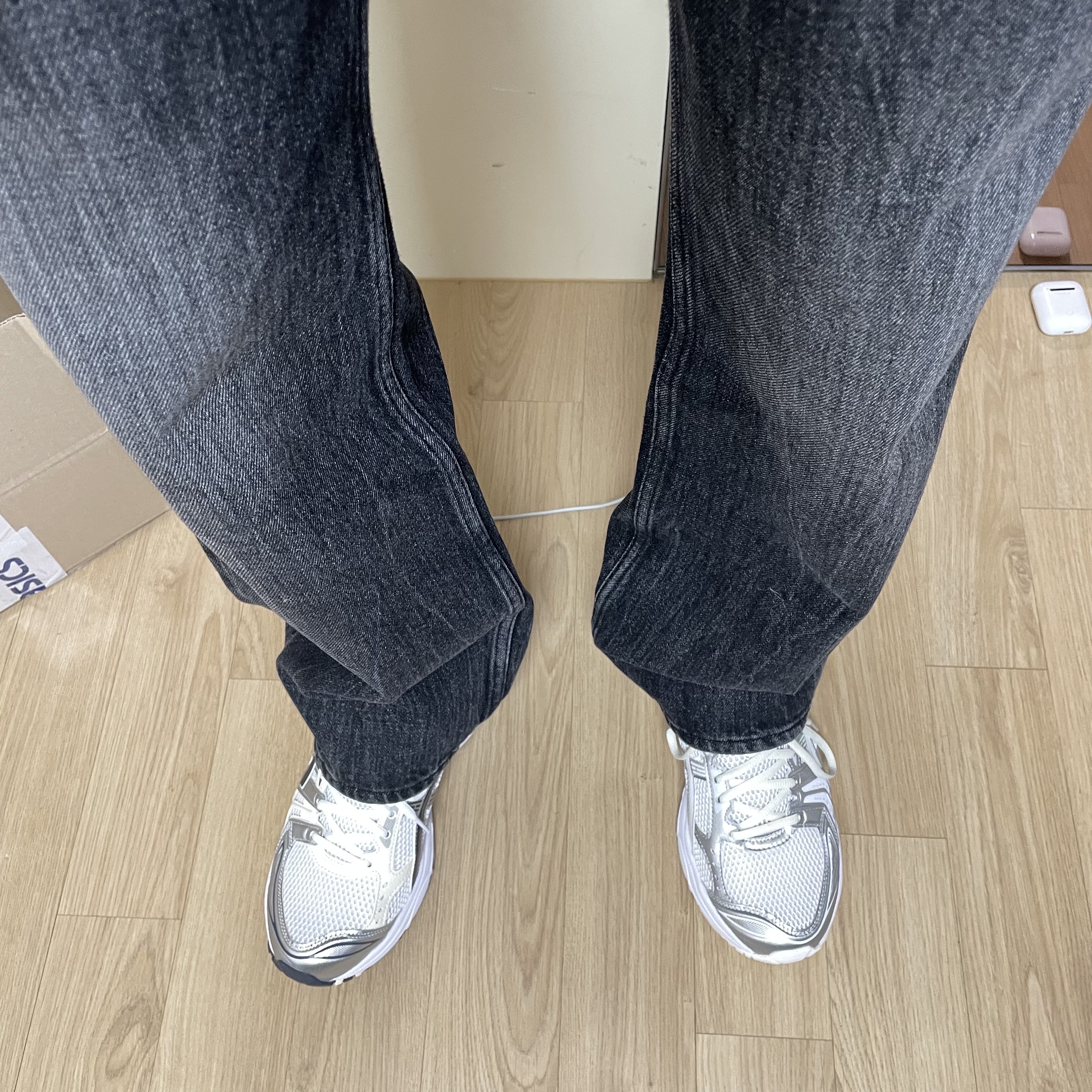 (W) Asics Gel-Kayano 14 White Midnight, Asics x JJJJound Gel-Kayano 14 Silver White 착용 스타일 - 1