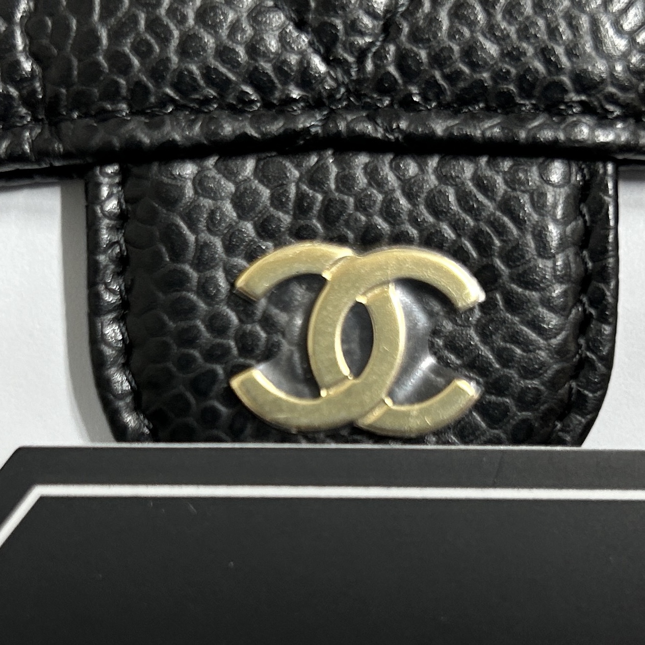 Chanel Classic Card Holder Grained Calfskin & Gold Black 착용 스타일 - 2