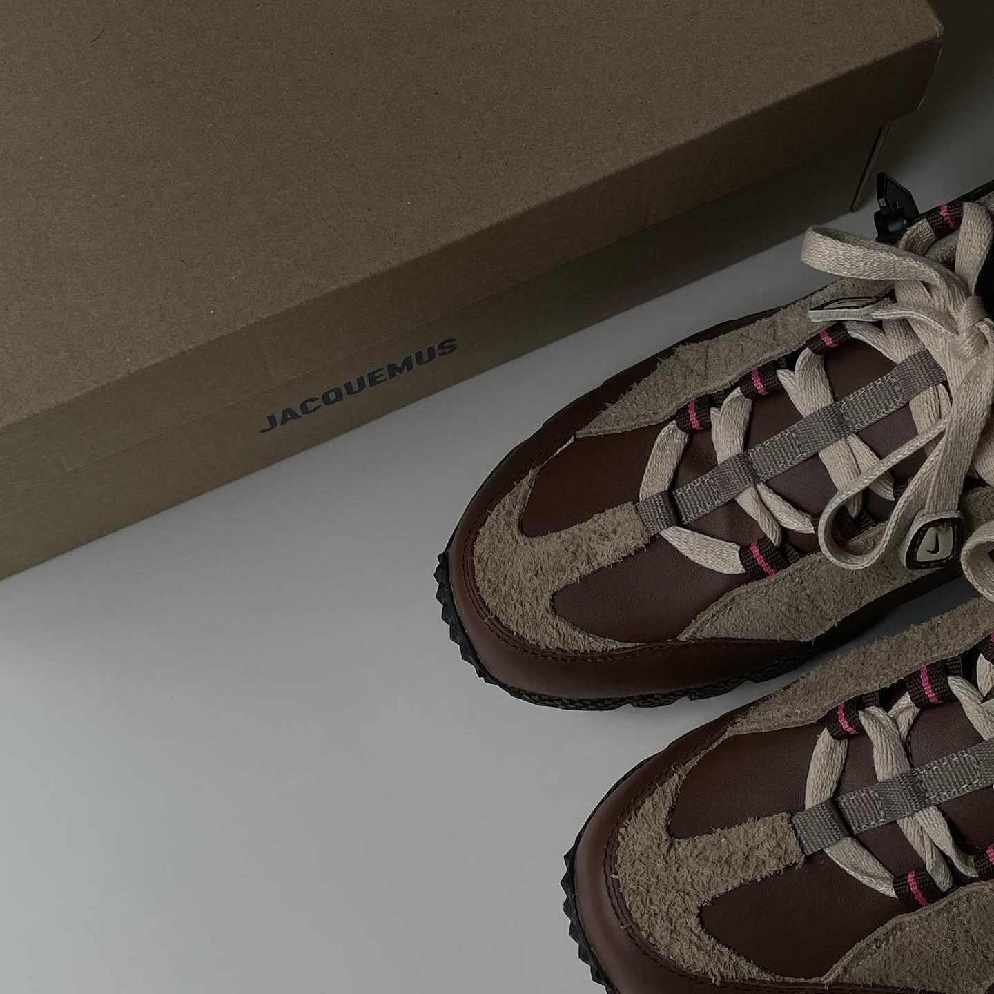 Nike x Jacquemus Air Humara LX Ale Brown and Gold 착용 스타일 - 1