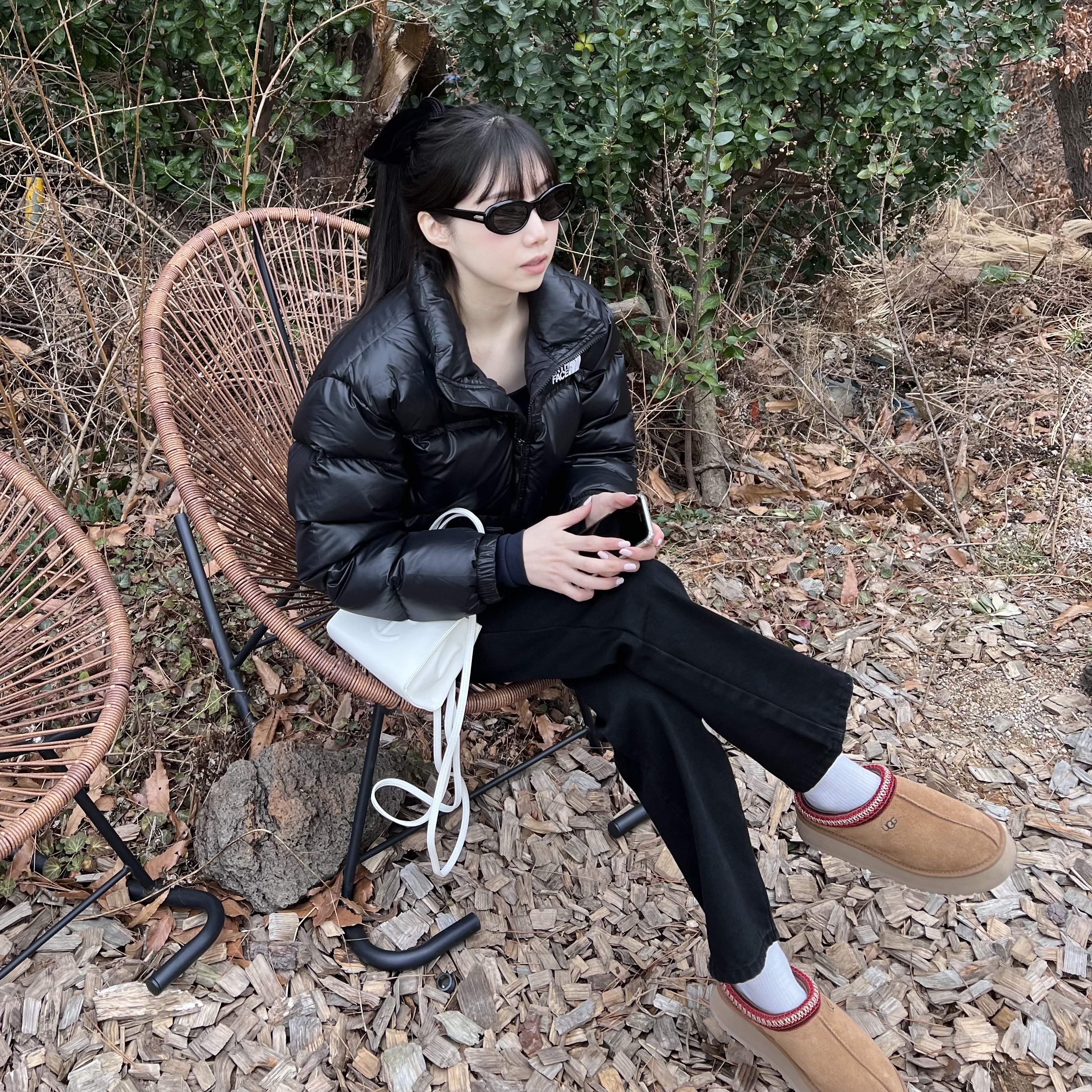 (W) The North Face Nuptse Short Jacket Black, (W) UGG Tazz Slipper Chestnut 착용 스타일 - 2