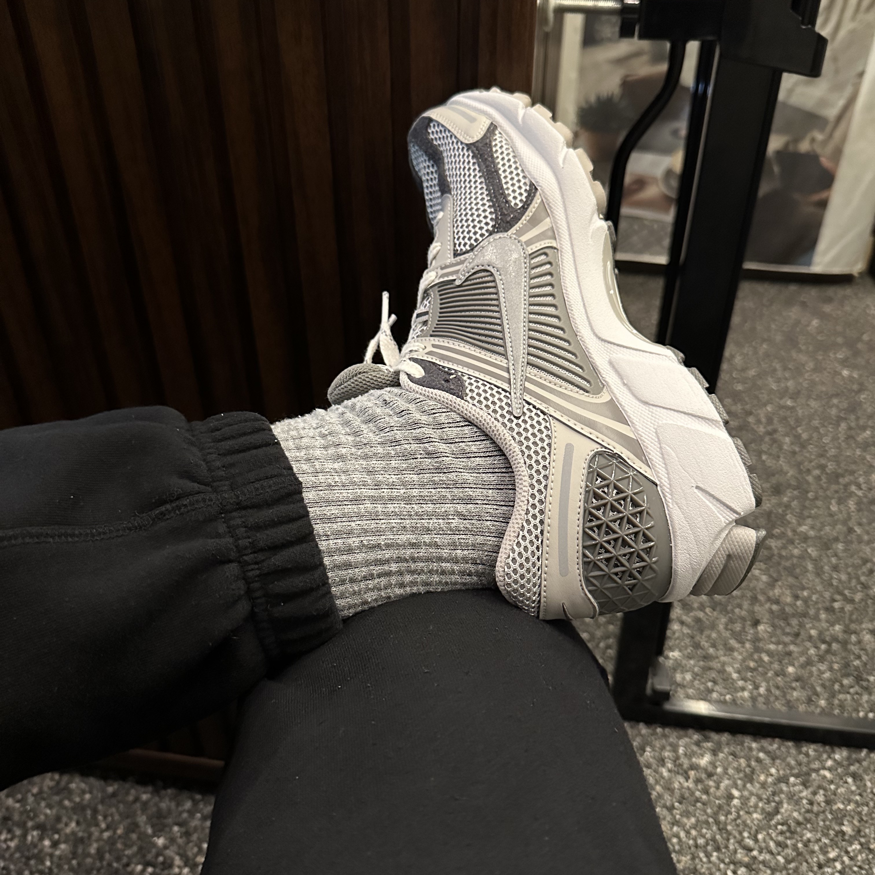Nike Zoom Vomero 5 PRM Light Iron Ore and Flat Fewter 착용 스타일