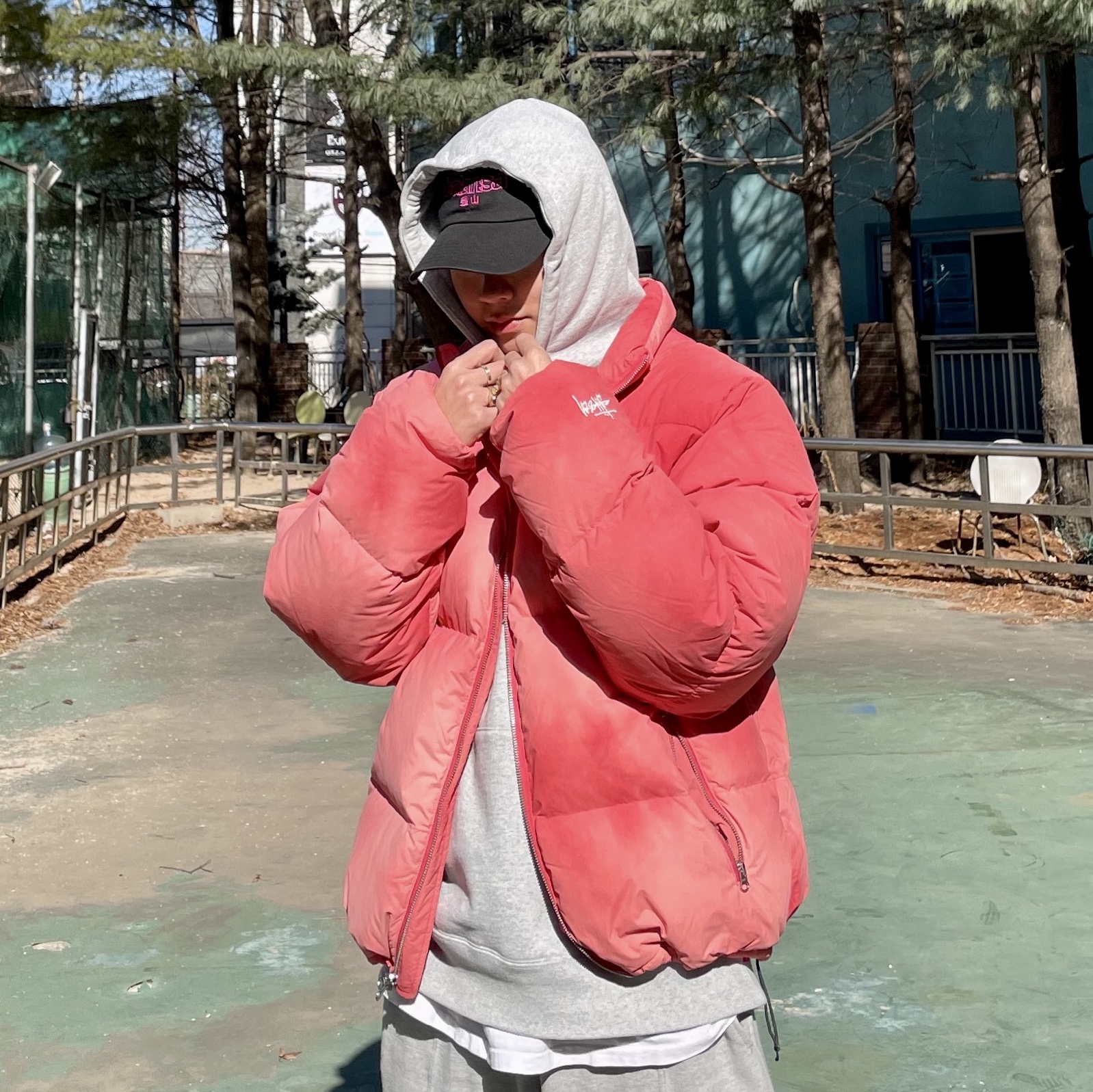 Stussy Recycled Nylon Down Puffer Faded Red, Jordan 1 x Travis Scott Retro High OG SP Mocha 착용 스타일 - 3