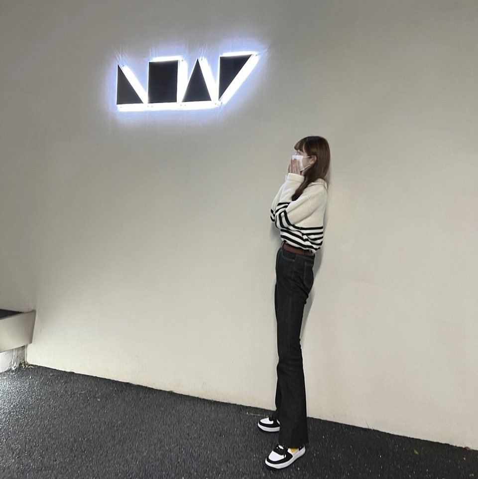 (GS) Nike Air Force 1 LV8 Athletic Club Black Dark Sulfur 착용 스타일 - 2