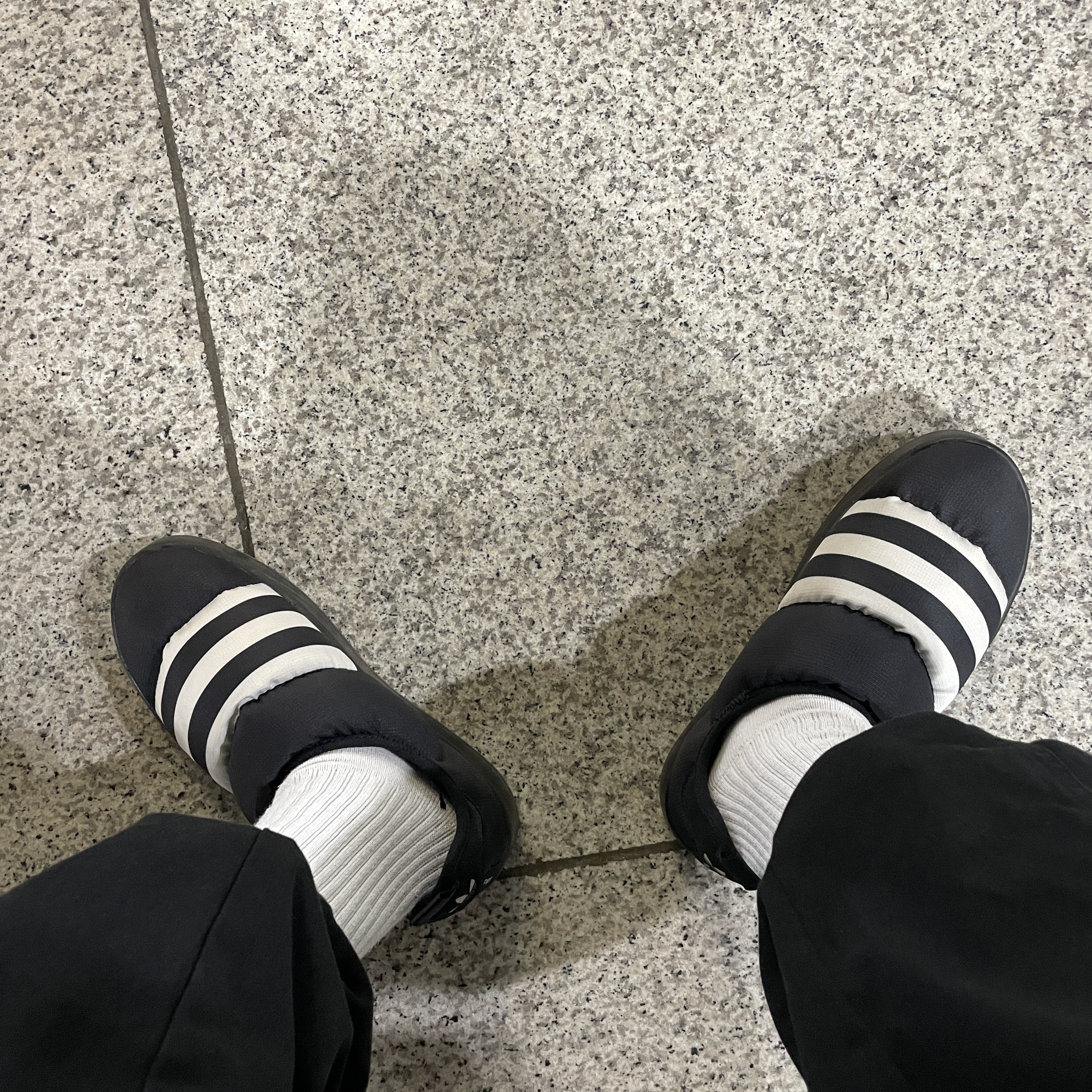 Adidas Puffylette Core Black 착용 스타일