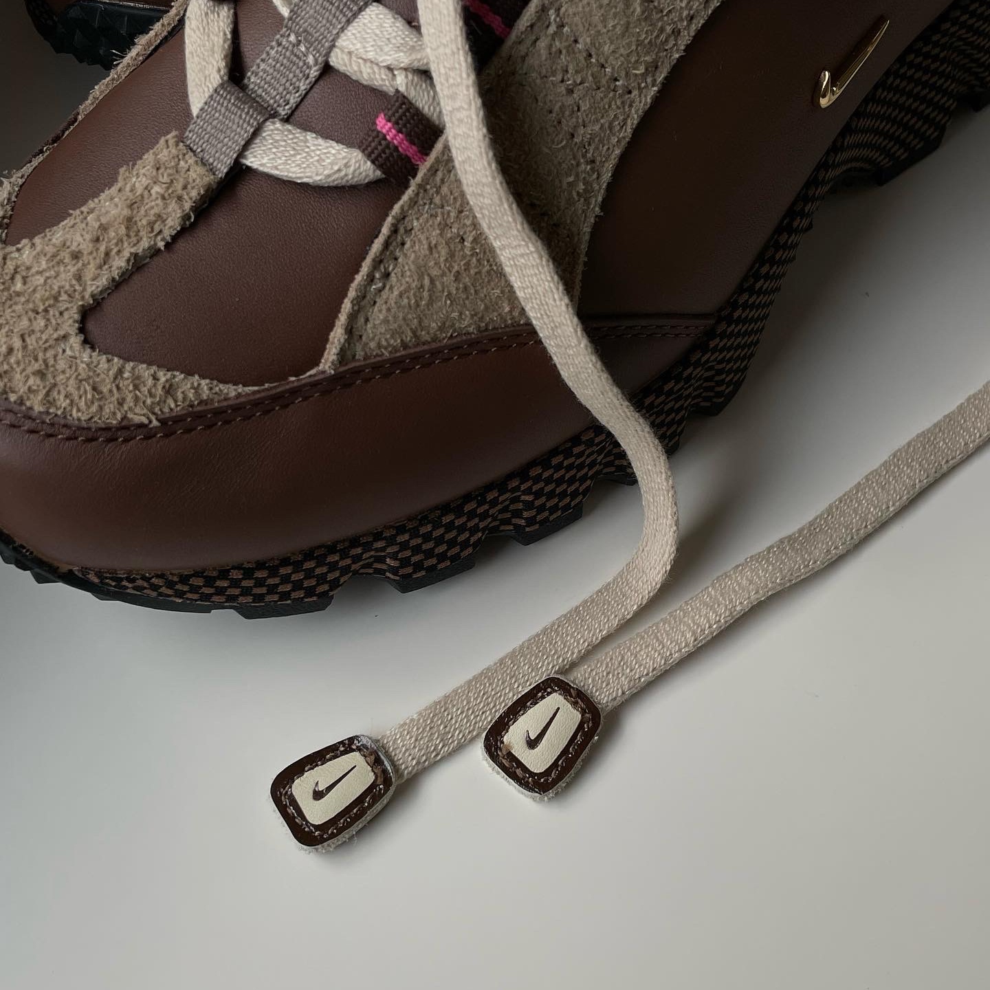 Nike x Jacquemus Air Humara LX Ale Brown and Gold 착용 스타일 - 2