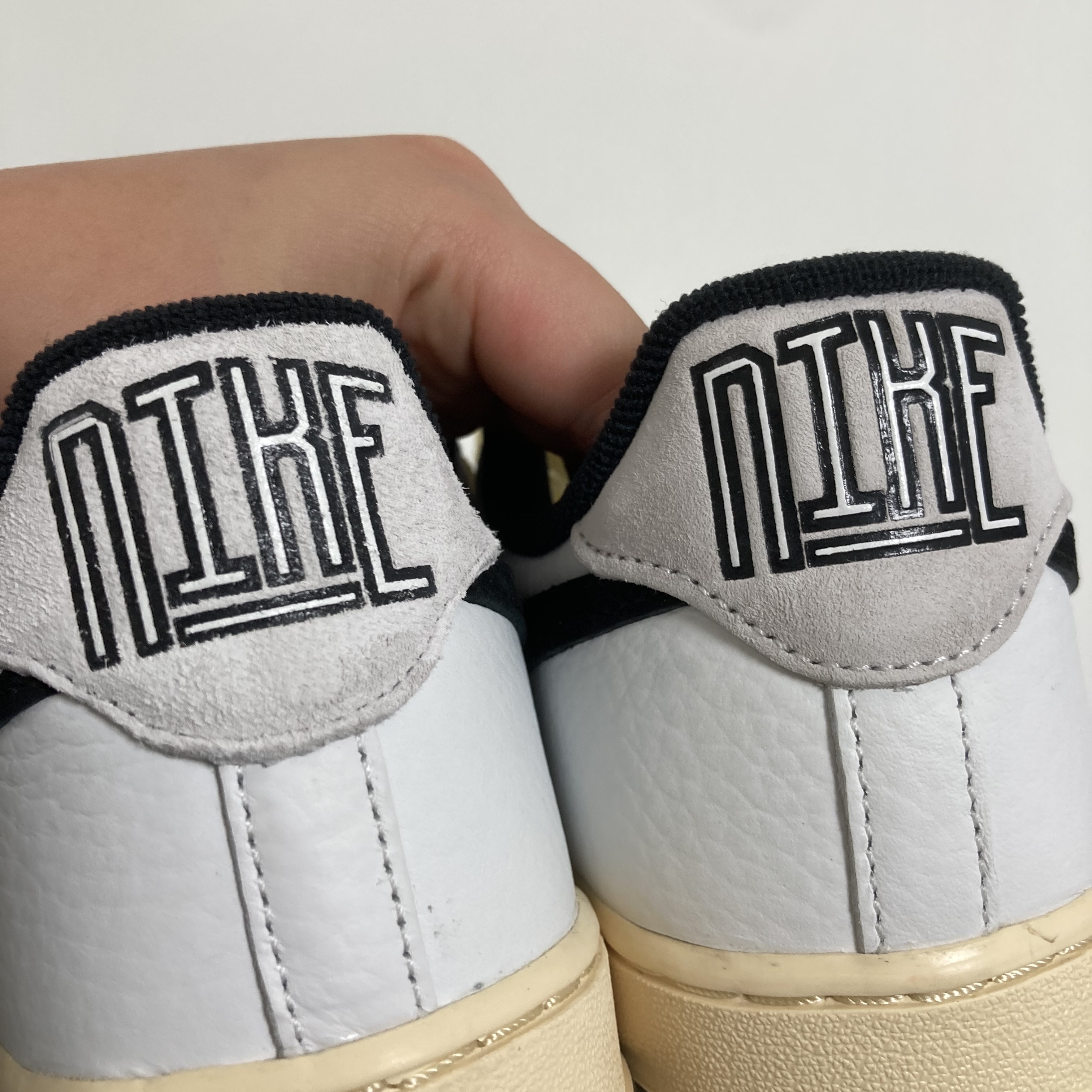 (W) Nike Air Force 1 '07 LX Black and Summit White 착용 스타일 - 2