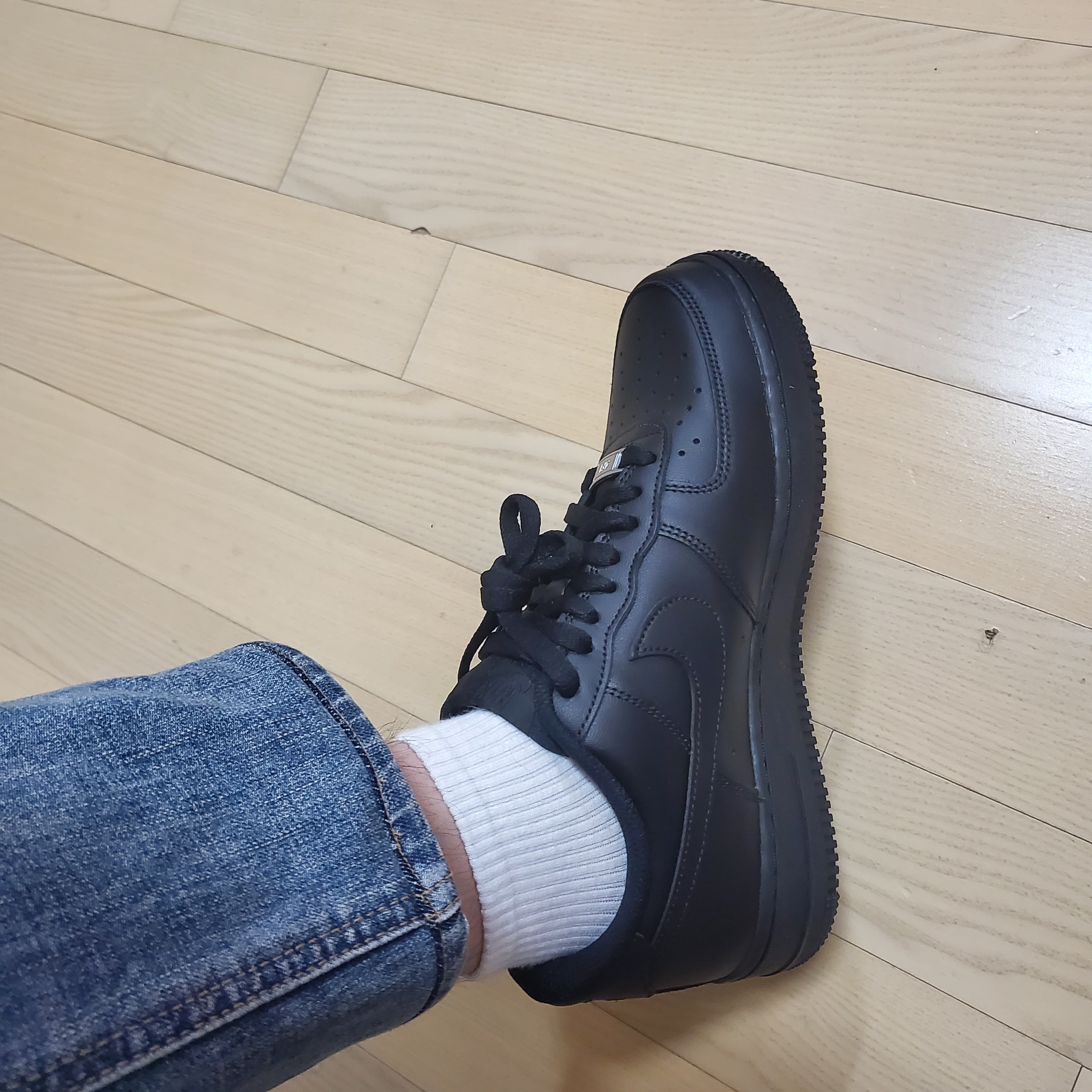 Nike Air Force 1 '07 Low Triple Black 착용 스타일 - 2